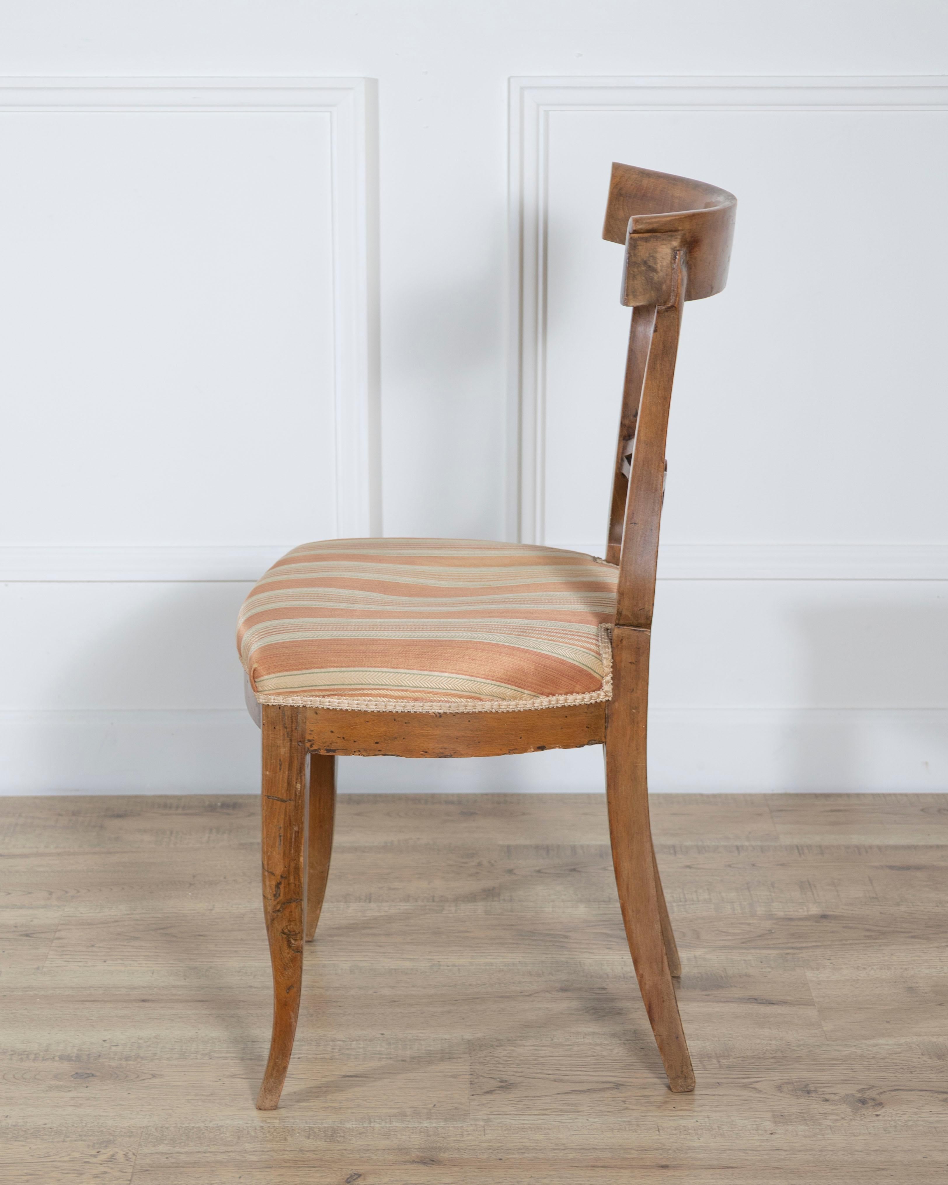 Set of Four Late 18th–Early 19th Century Tuscan Walnut Directoire Chairs en venta 5