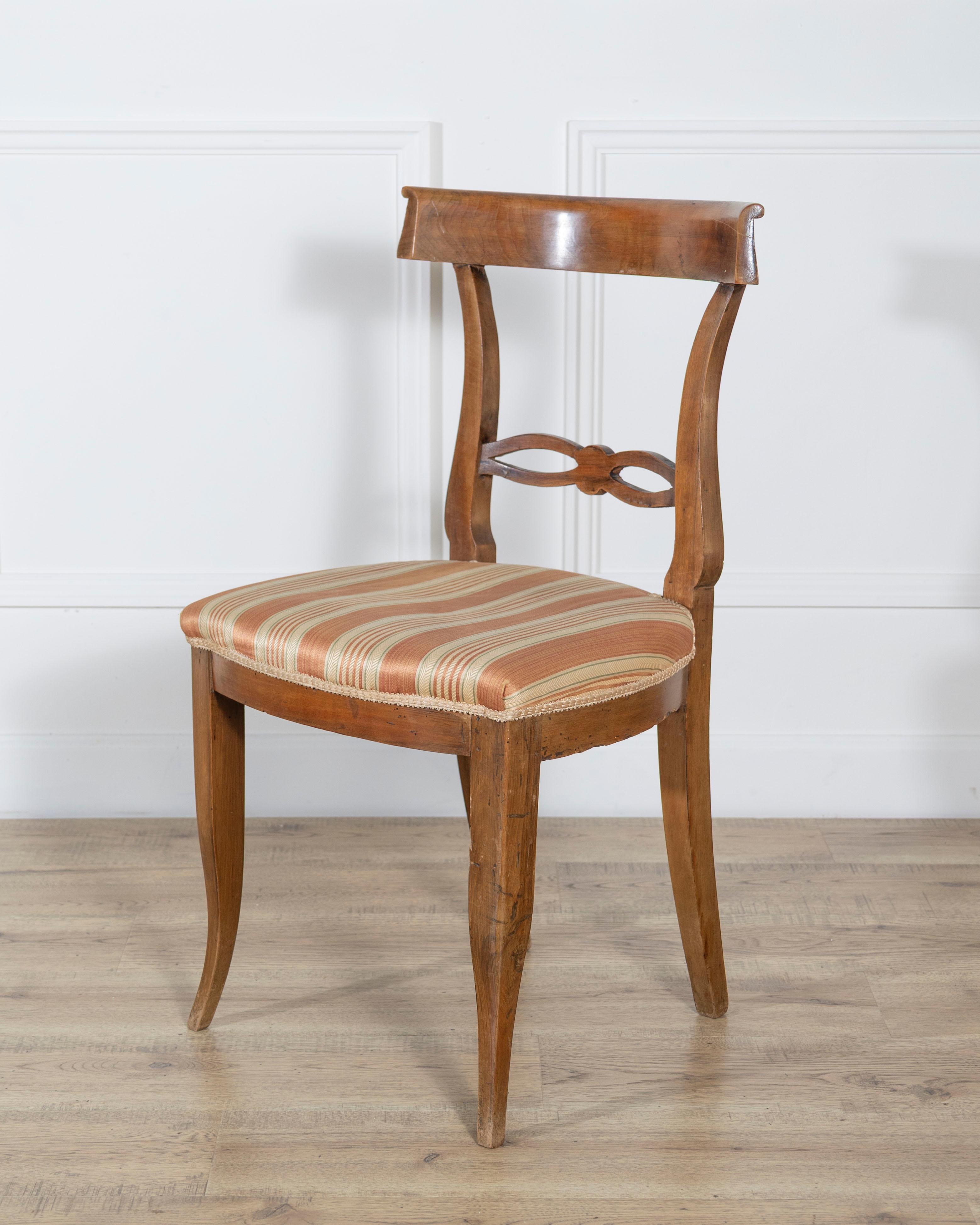 Set of Four Late 18th–Early 19th Century Tuscan Walnut Directoire Chairs en venta 6