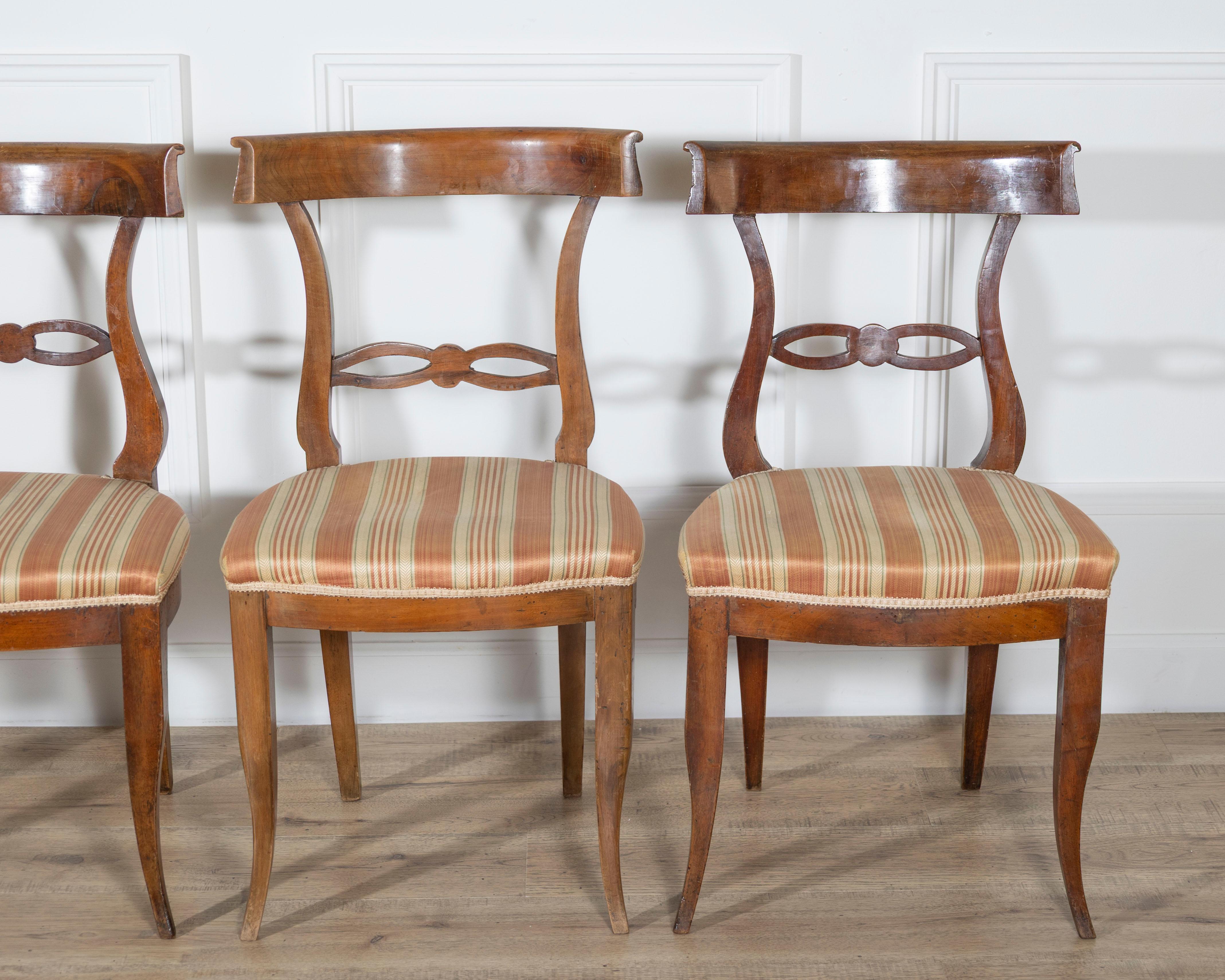 Set of Four Late 18th–Early 19th Century Tuscan Walnut Directoire Chairs Italiano en venta