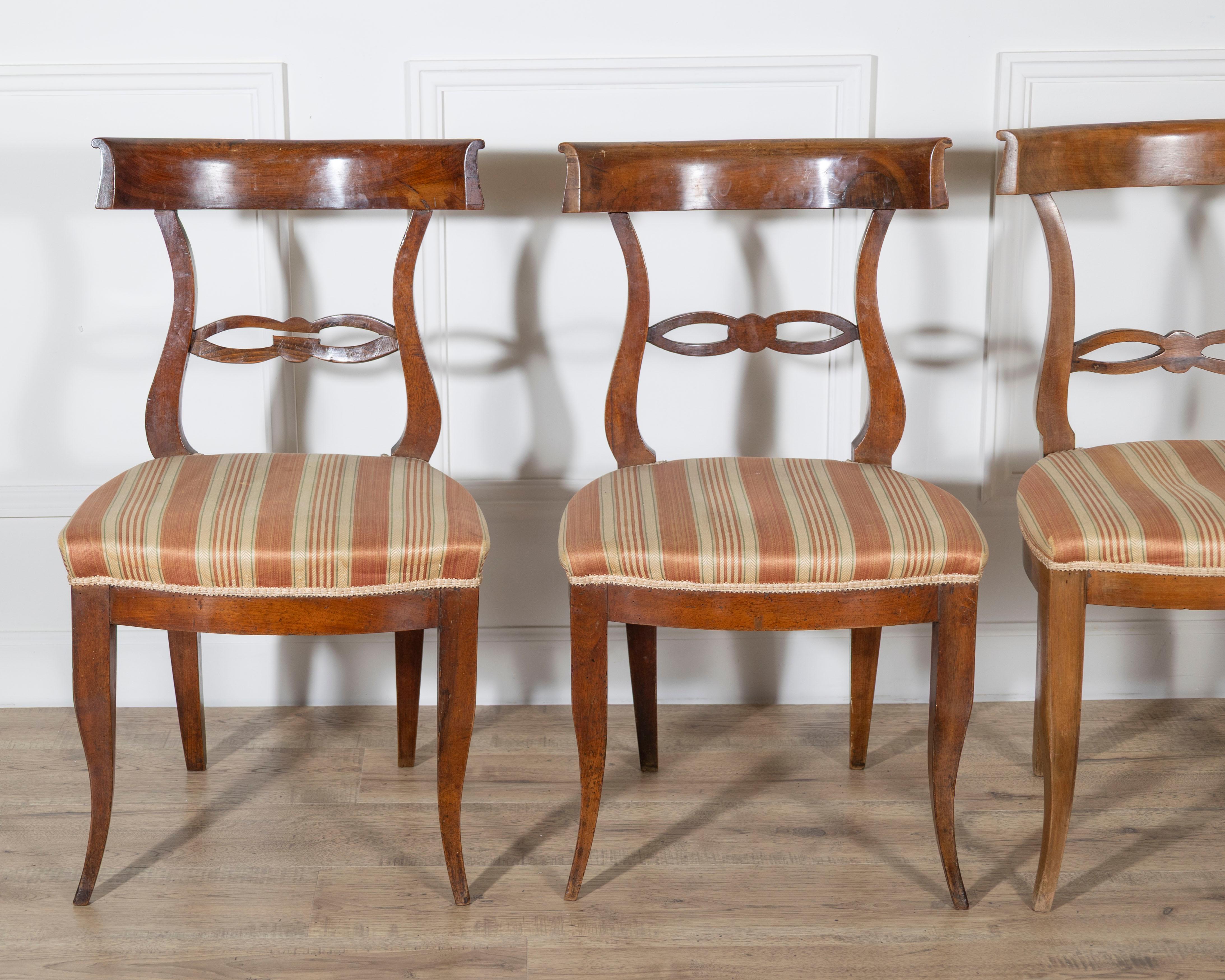 Set of Four Late 18th–Early 19th Century Tuscan Walnut Directoire Chairs en Bueno estado para la venta en Atlanta, GA