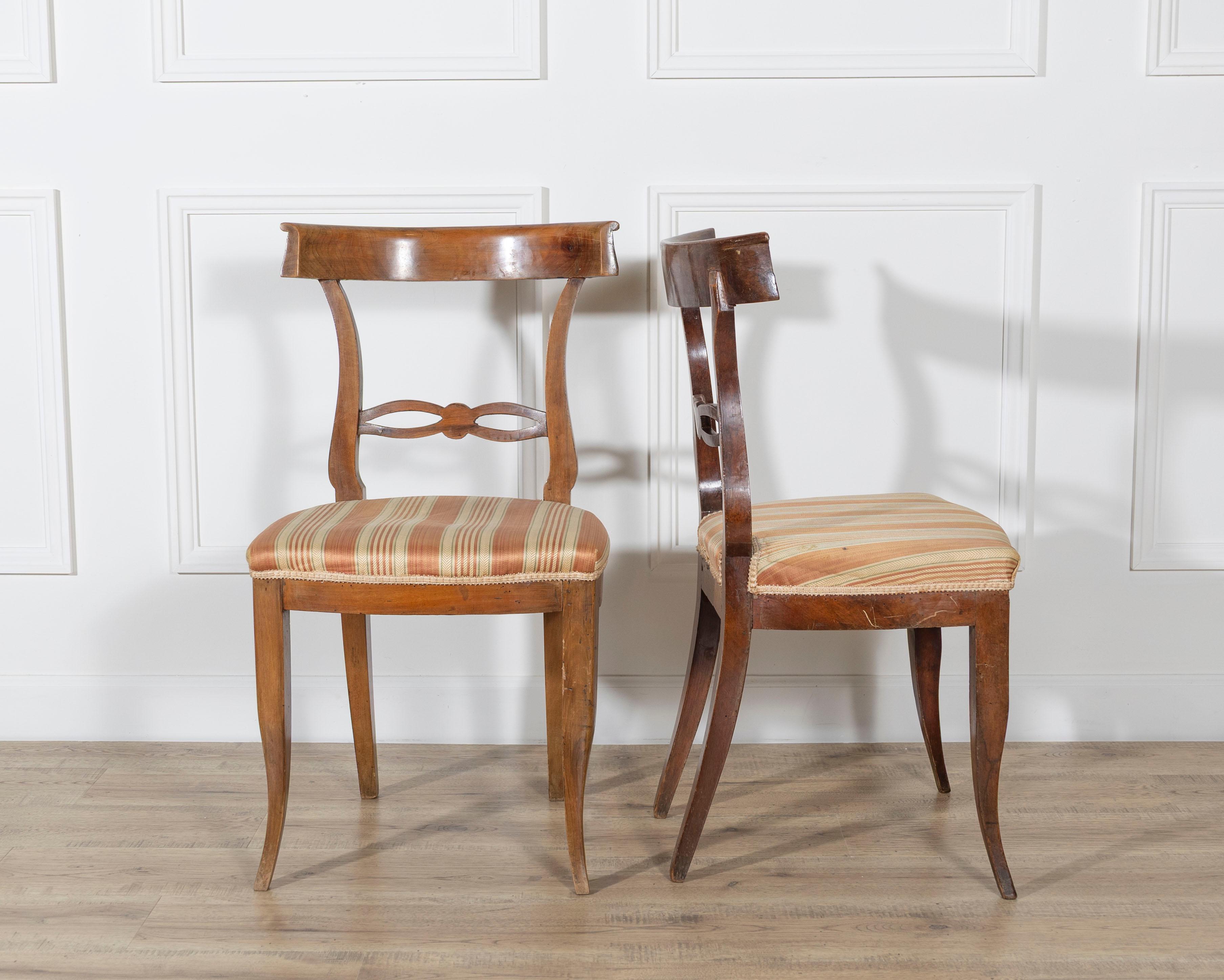 Set of Four Late 18th–Early 19th Century Tuscan Walnut Directoire Chairs Nogal en venta
