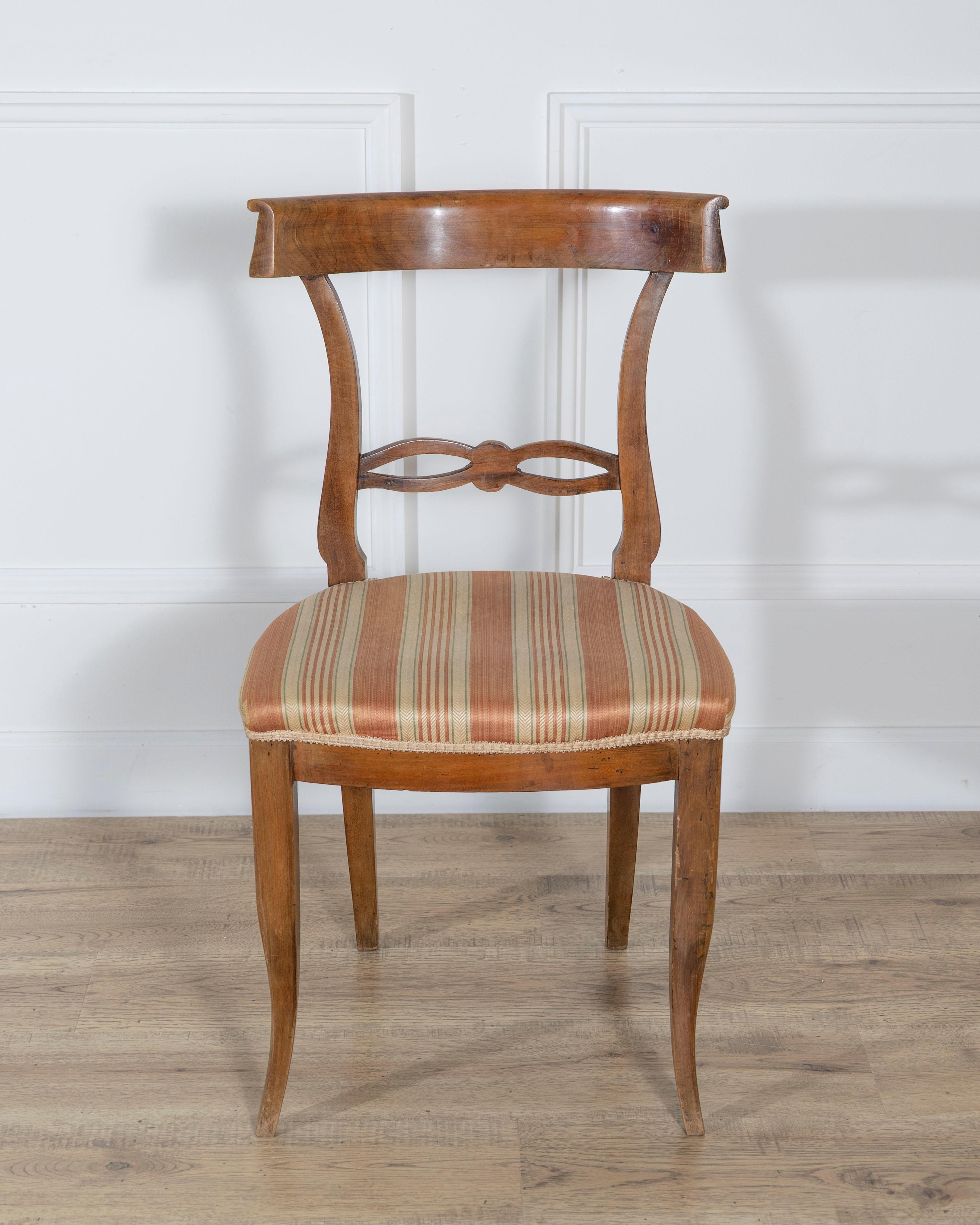 Set of Four Late 18th–Early 19th Century Tuscan Walnut Directoire Chairs en venta 1