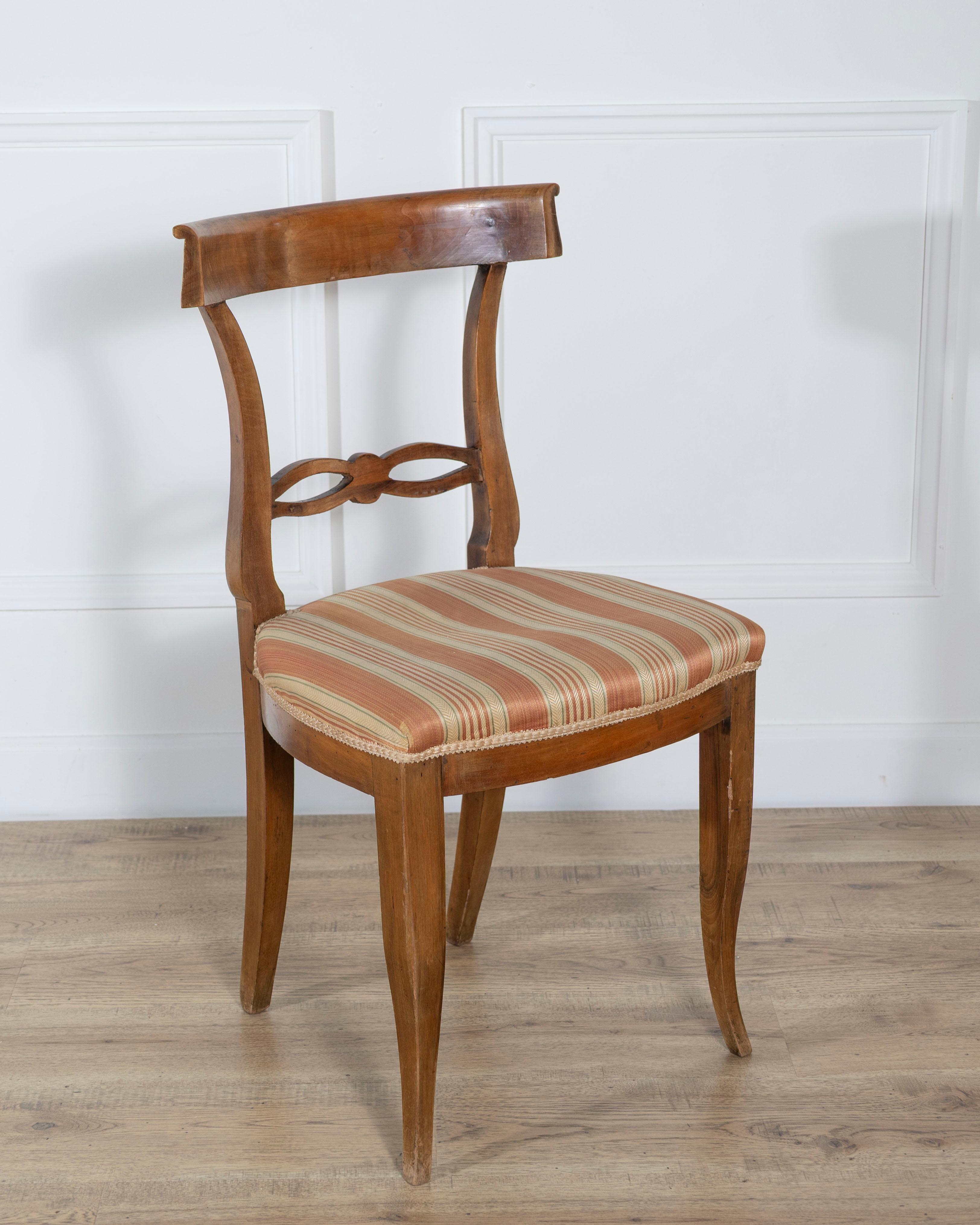 Set of Four Late 18th–Early 19th Century Tuscan Walnut Directoire Chairs en venta 2