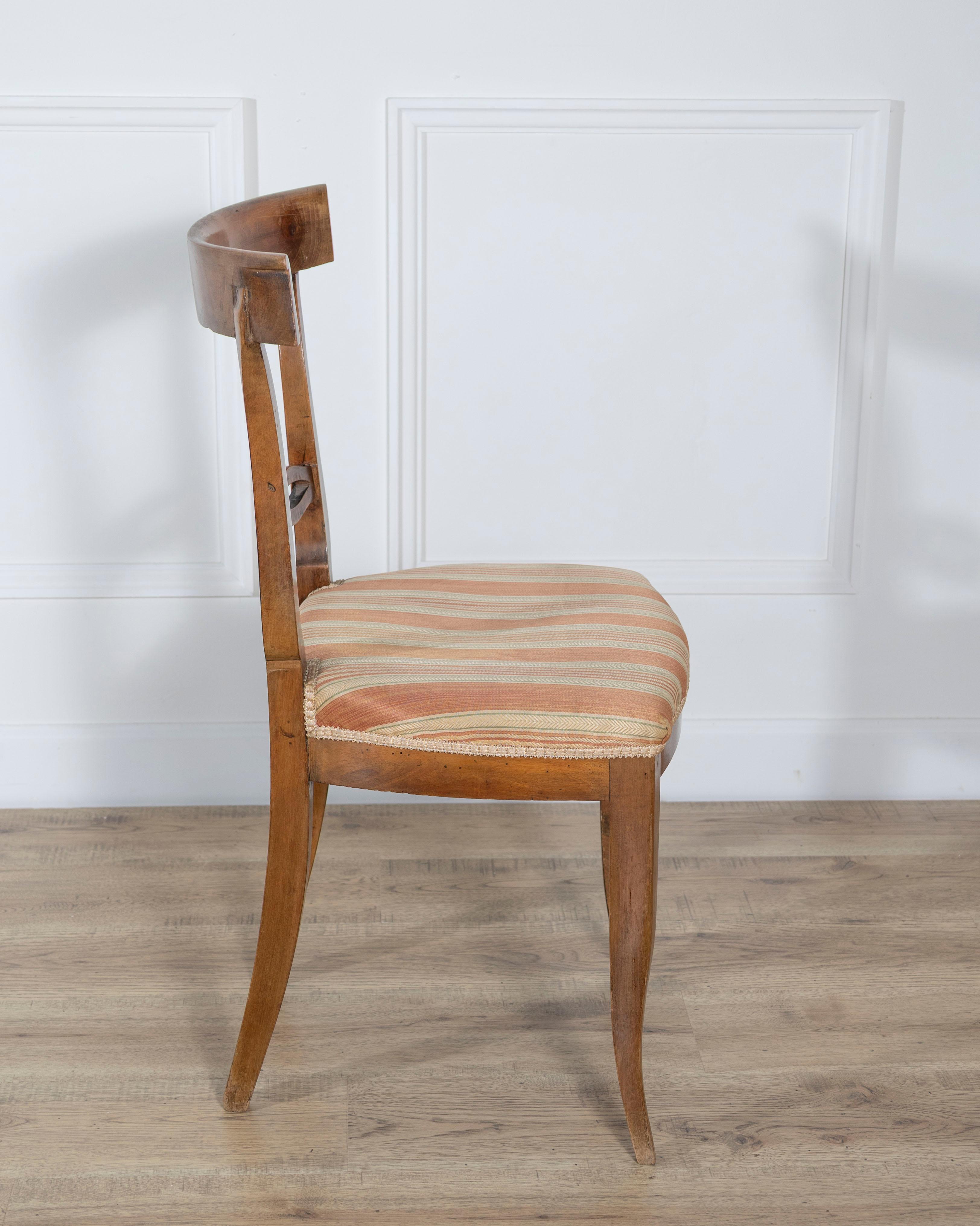 Set of Four Late 18th–Early 19th Century Tuscan Walnut Directoire Chairs en venta 3