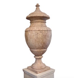 Set di quattro vasi da giardino in marmo giallo di Siena della fine del XIX secolo, Italia