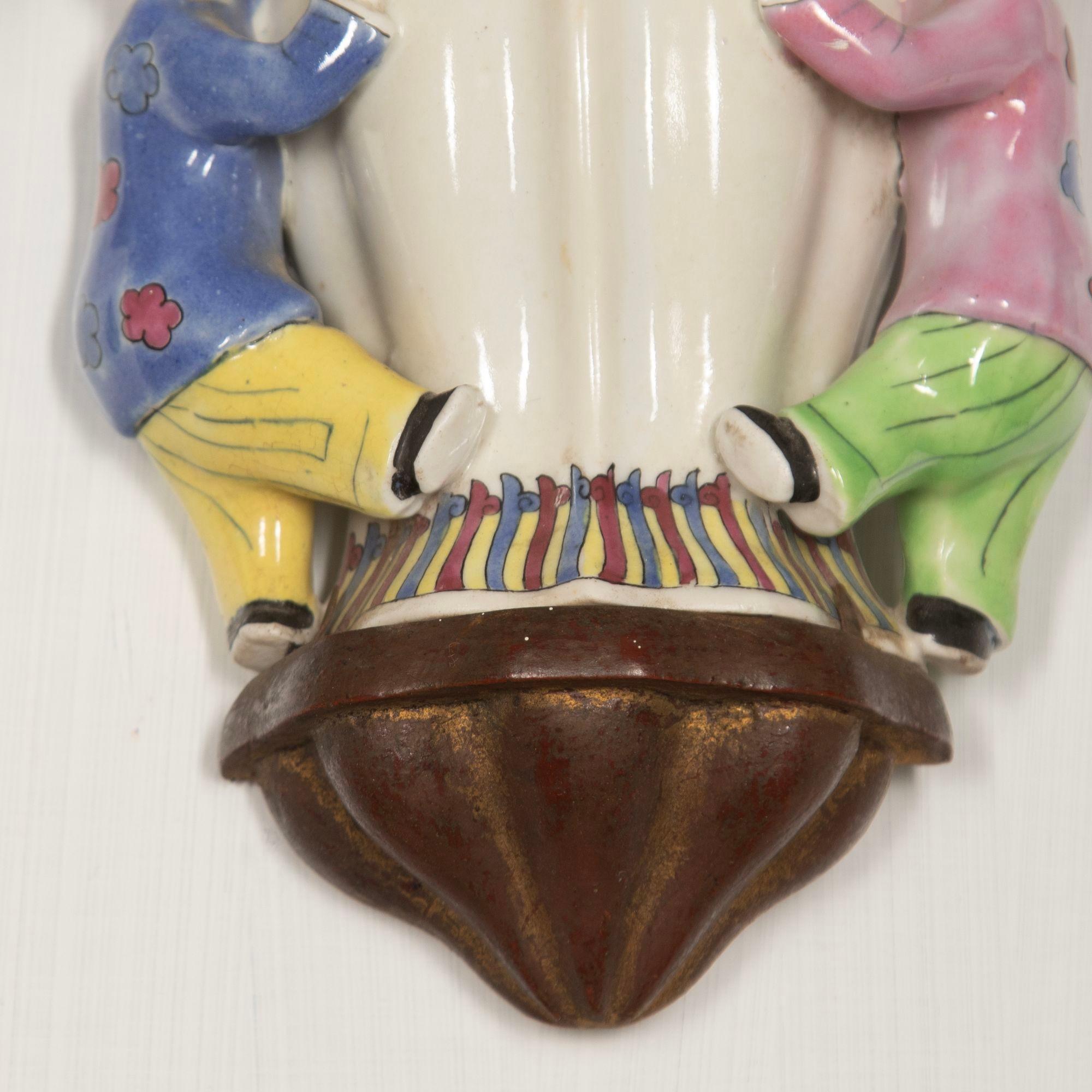 Conjunto de cuatro apliques de porcelana dorada de finales del siglo XIX Francés en venta