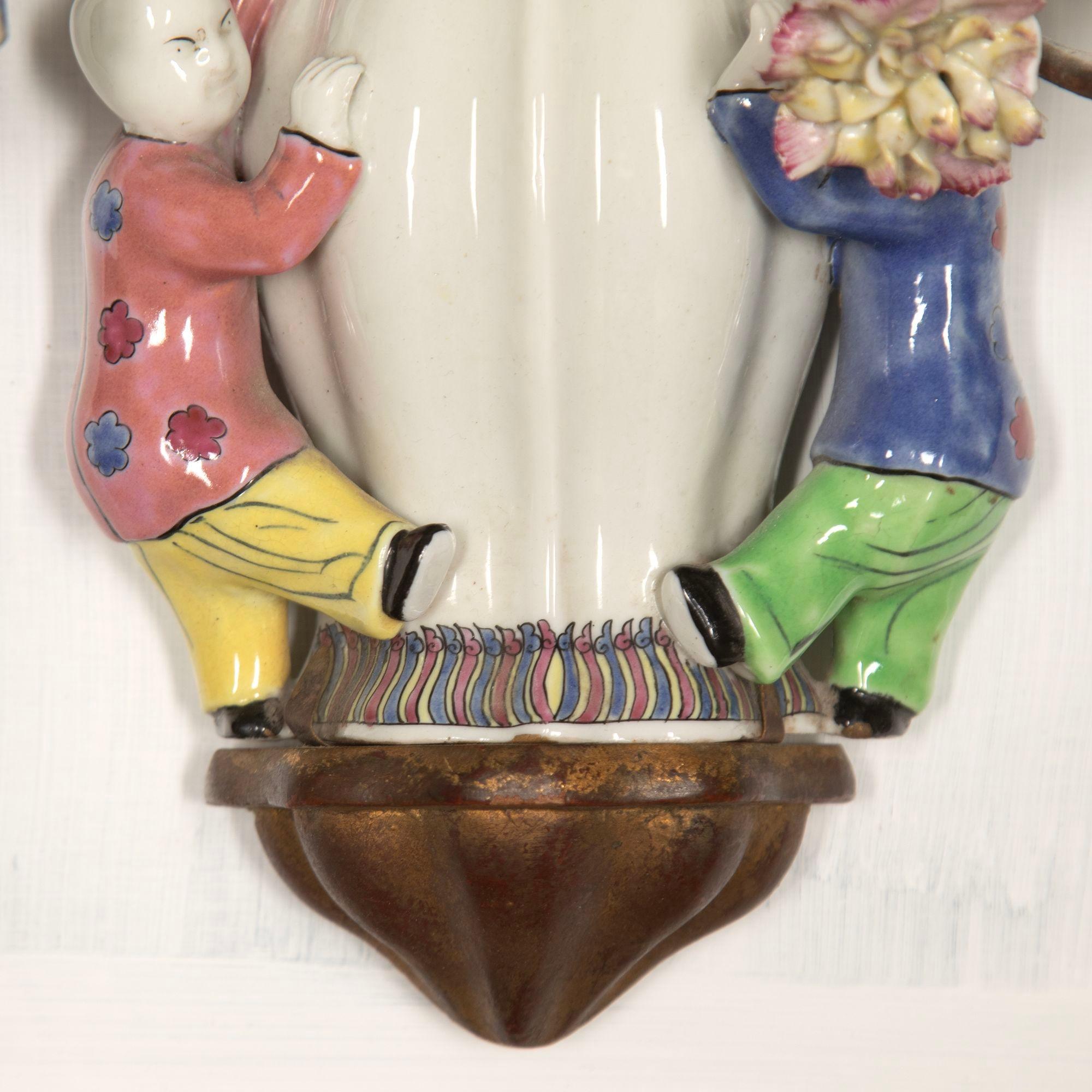 Conjunto de cuatro apliques de porcelana dorada de finales del siglo XIX en Bueno estado para la venta en Gloucestershire, GB