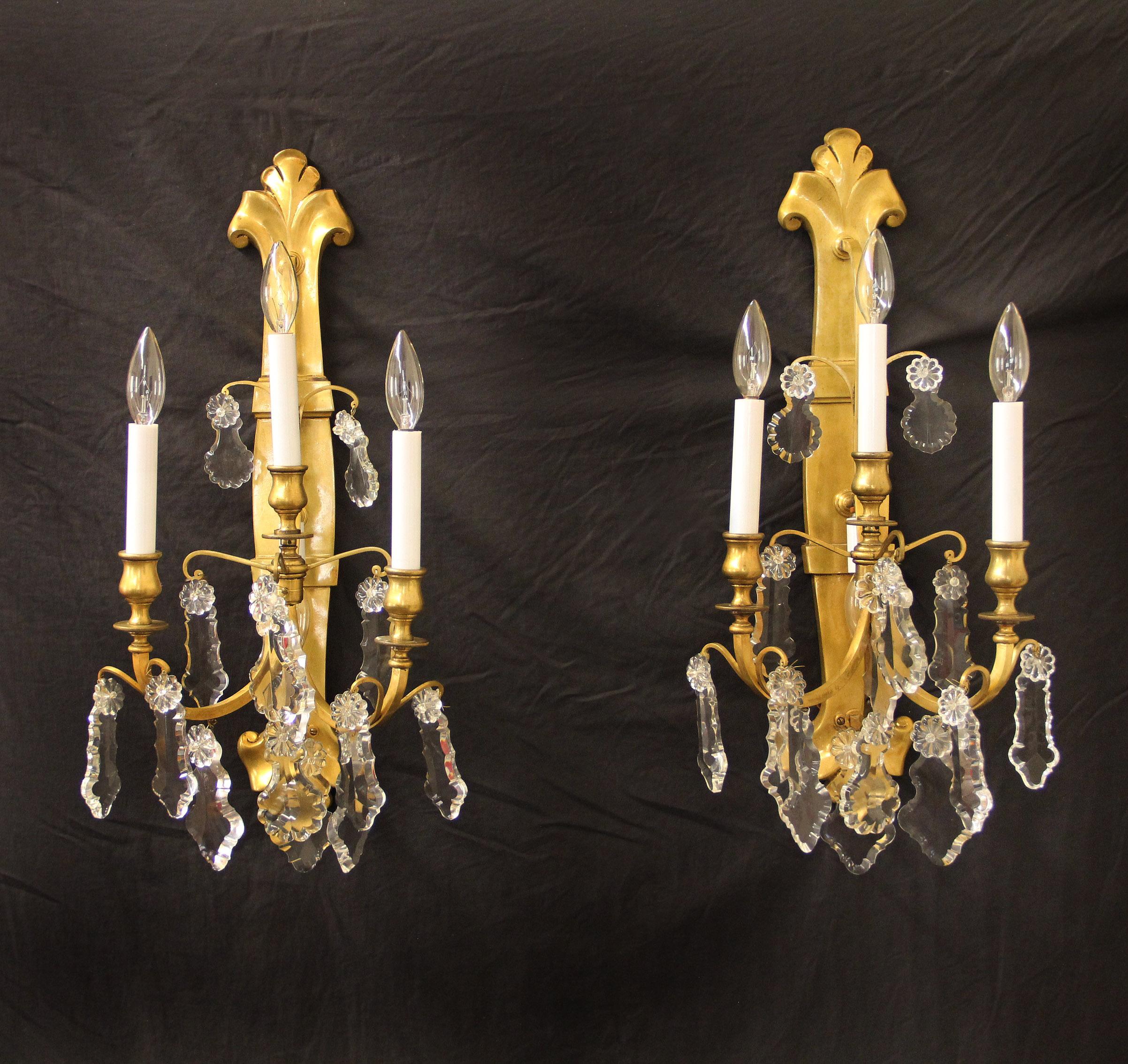 Juego de cuatro candelabros de bronce dorado y cristal de finales del siglo XIX / principios del XX Belle Époque en venta
