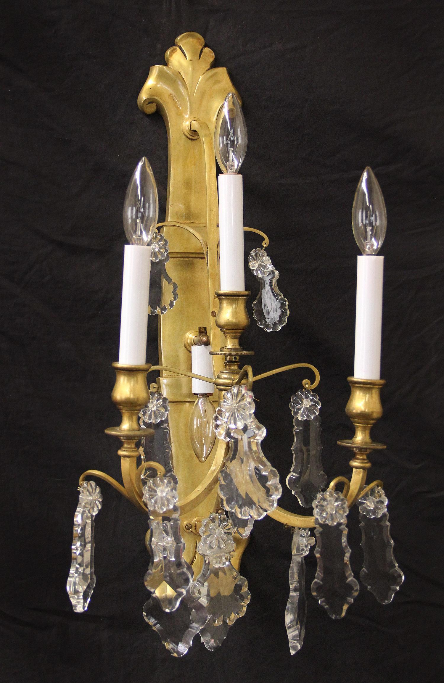 Juego de cuatro candelabros de bronce dorado y cristal de finales del siglo XIX / principios del XX Francés en venta