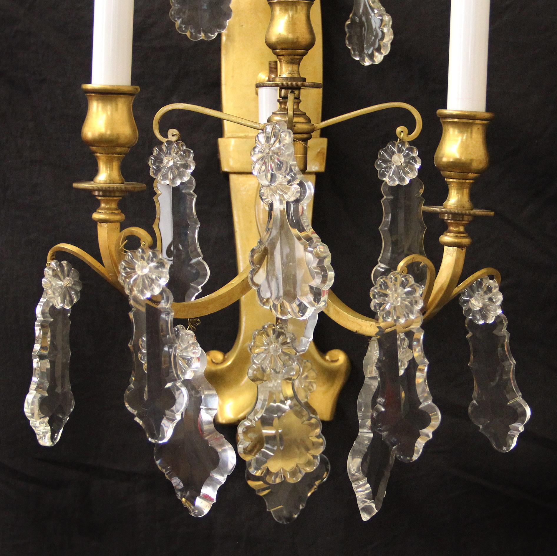 Juego de cuatro candelabros de bronce dorado y cristal de finales del siglo XIX / principios del XX Dorado en venta