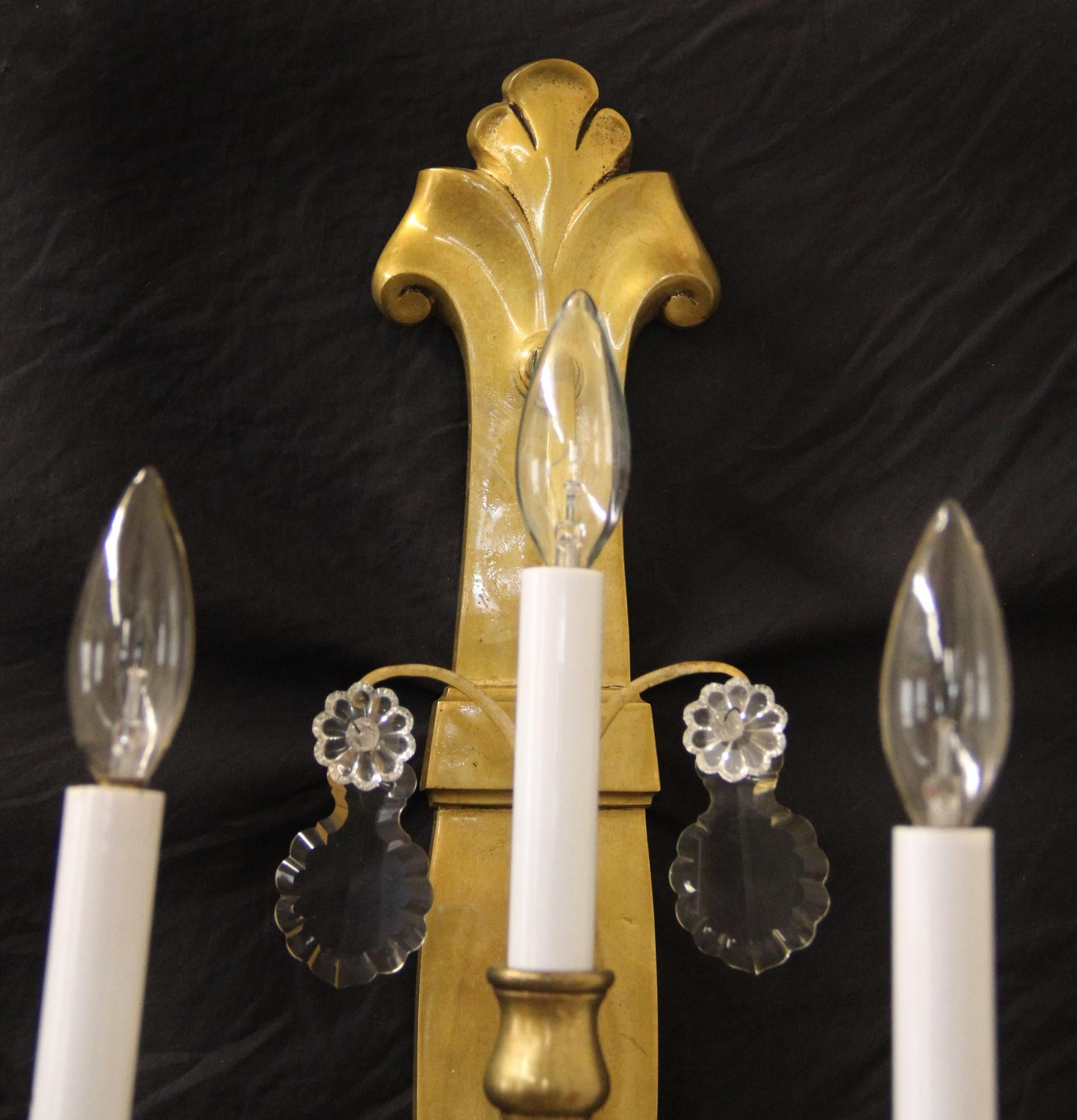 Juego de cuatro candelabros de bronce dorado y cristal de finales del siglo XIX / principios del XX en Bueno estado para la venta en Long Island City, NY