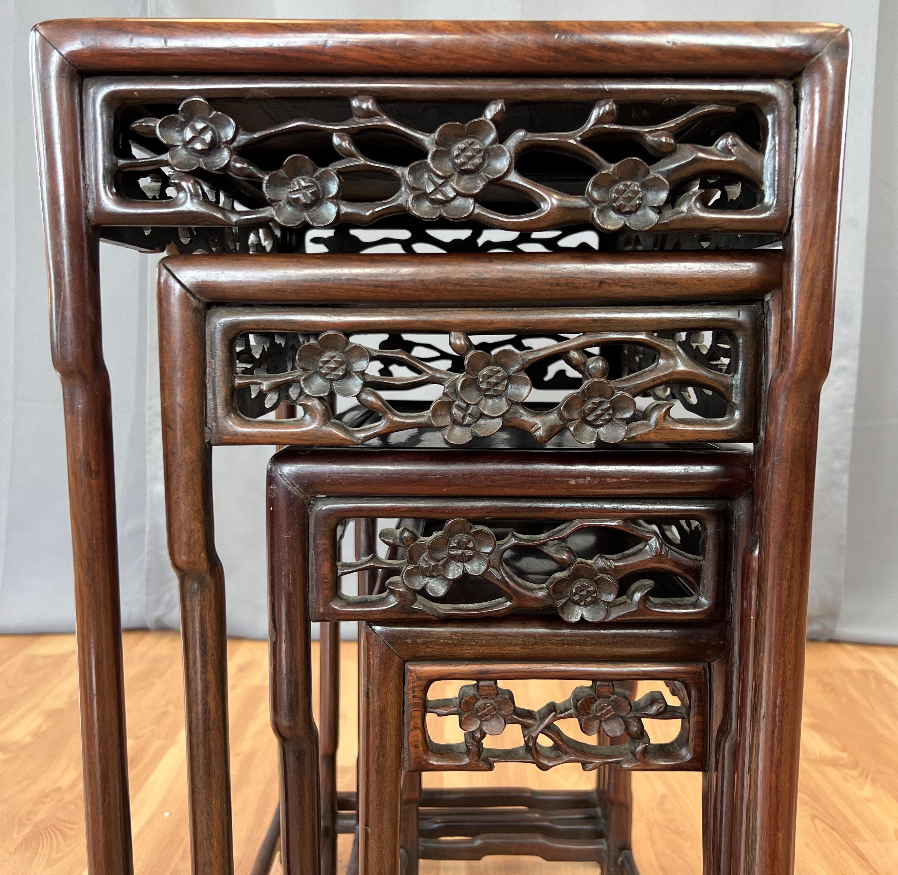 Ensemble de quatre tables gigognes chinoises en bois de zitano de la fin du 19e ou du début du 20e siècle en vente 4