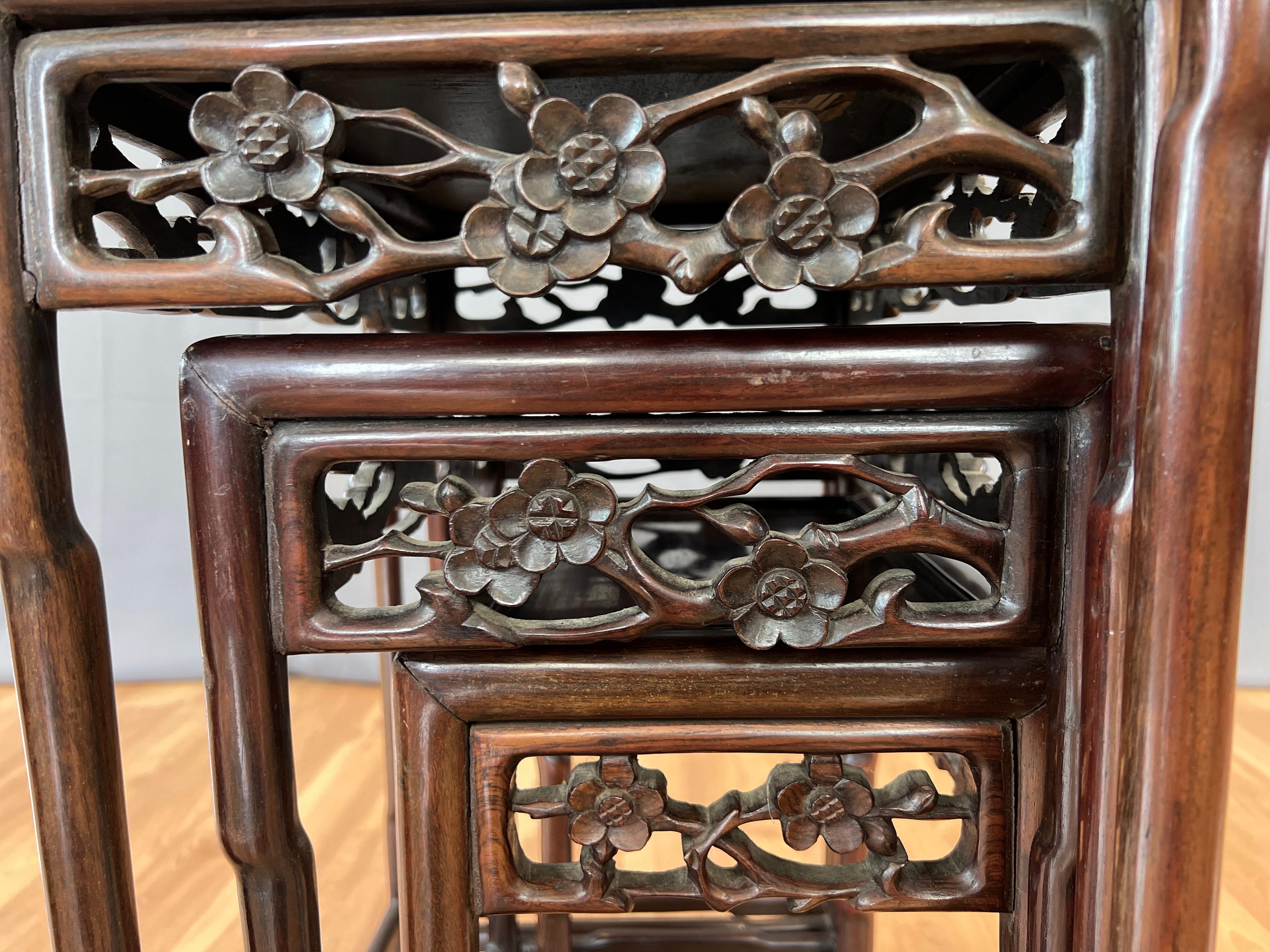 Ensemble de quatre tables gigognes chinoises en bois de zitano de la fin du 19e ou du début du 20e siècle en vente 5