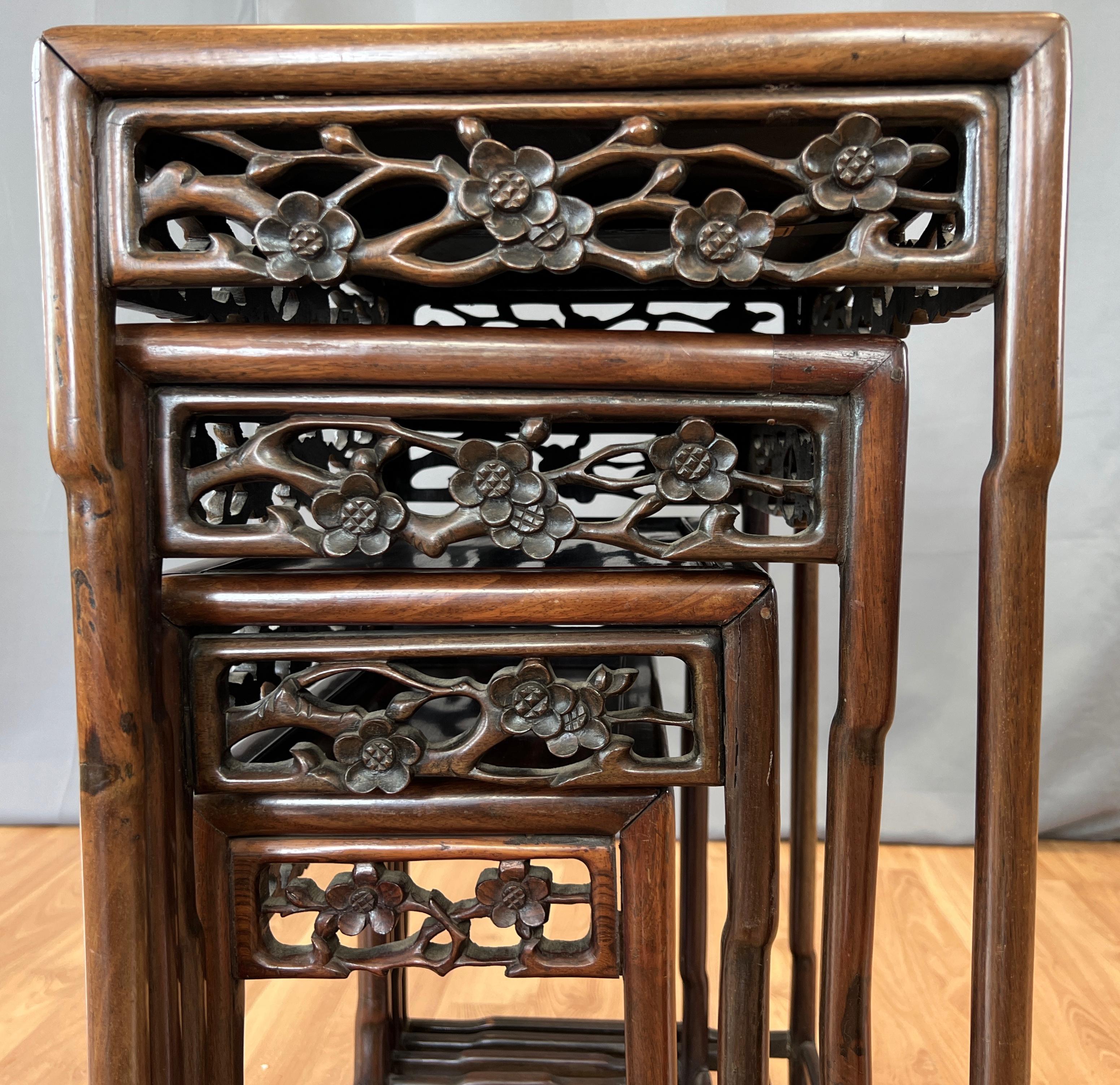 20ième siècle Ensemble de quatre tables gigognes chinoises en bois de zitano de la fin du 19e ou du début du 20e siècle en vente