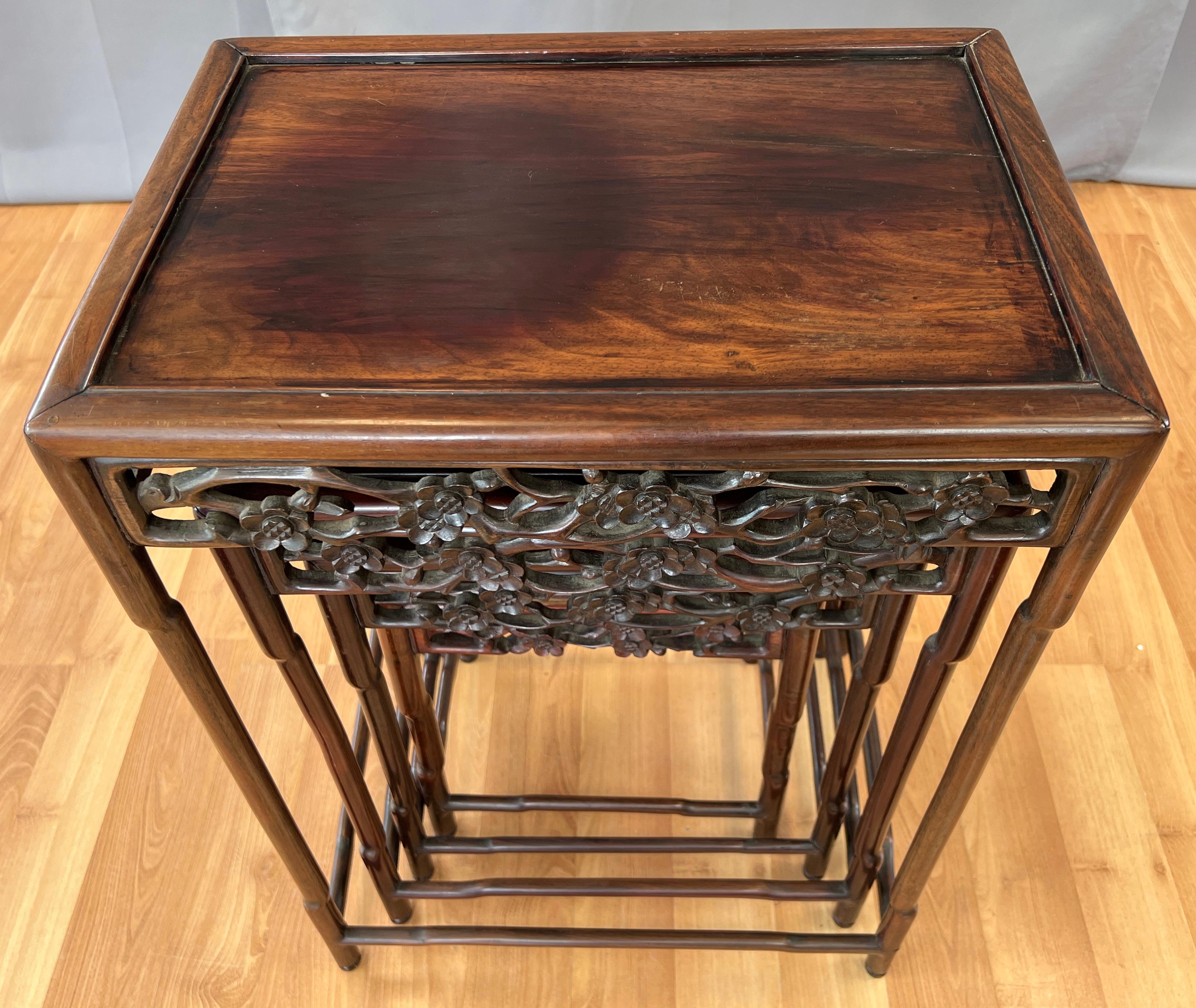 Zitan Ensemble de quatre tables gigognes chinoises en bois de zitano de la fin du 19e ou du début du 20e siècle en vente