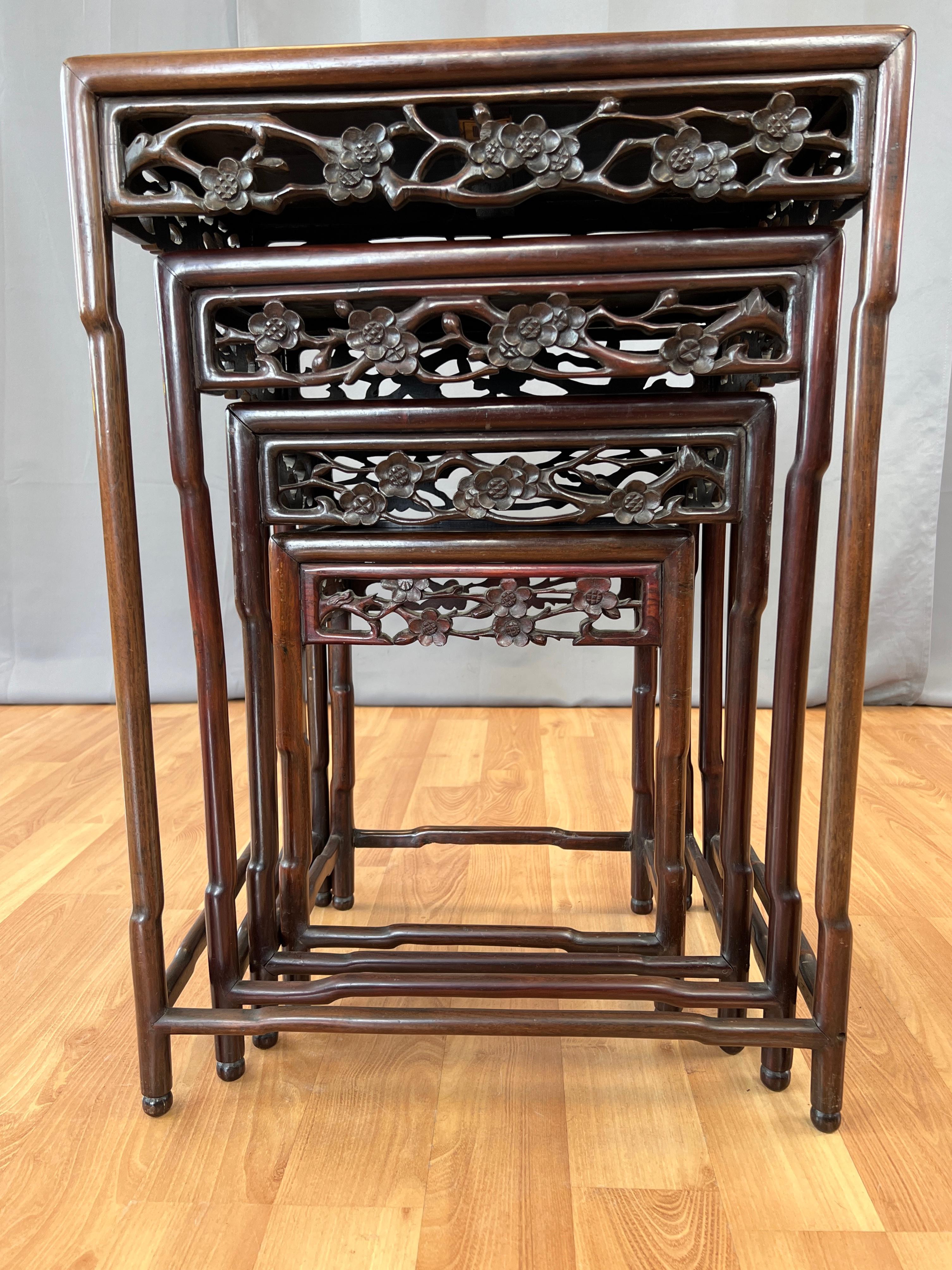 Ensemble de quatre tables gigognes chinoises en bois de zitano de la fin du 19e ou du début du 20e siècle en vente 1