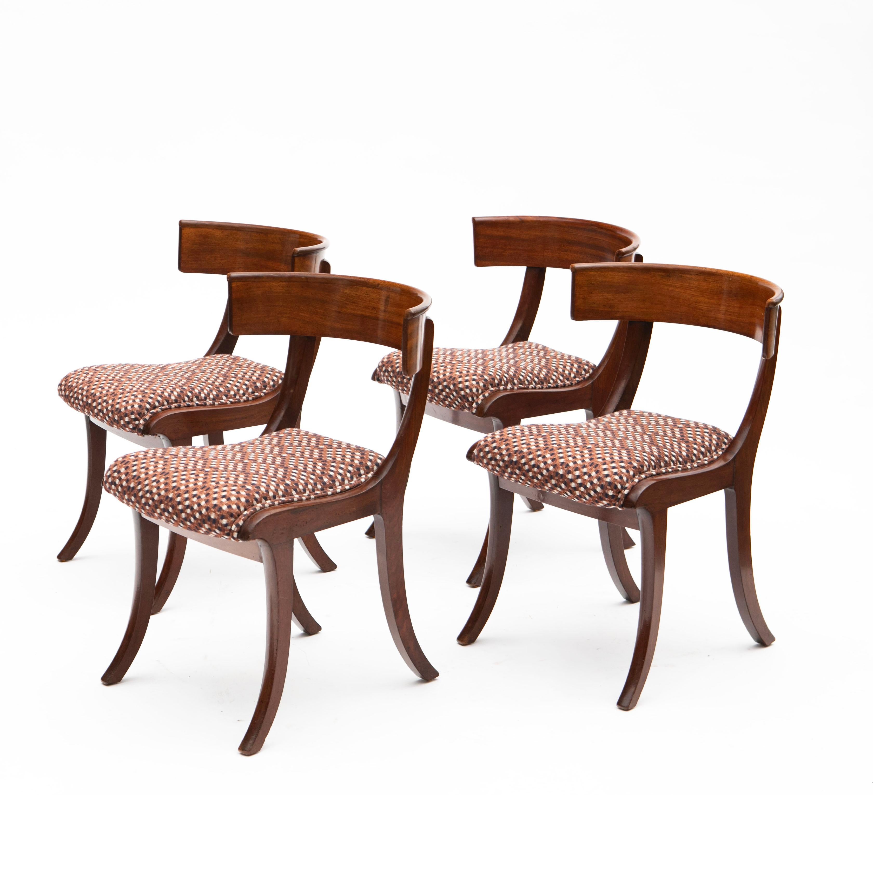 Ein Satz von vier eleganten Klismos-Stühlen aus dem späten Empire in klassischem Design.
Hochwertig verarbeitet, mit Rahmen aus Mahagoni und polierter Buche, geschmackvoll nachbearbeitet mit französischer Politur.
Die Sitze sind neu gepolstert mit