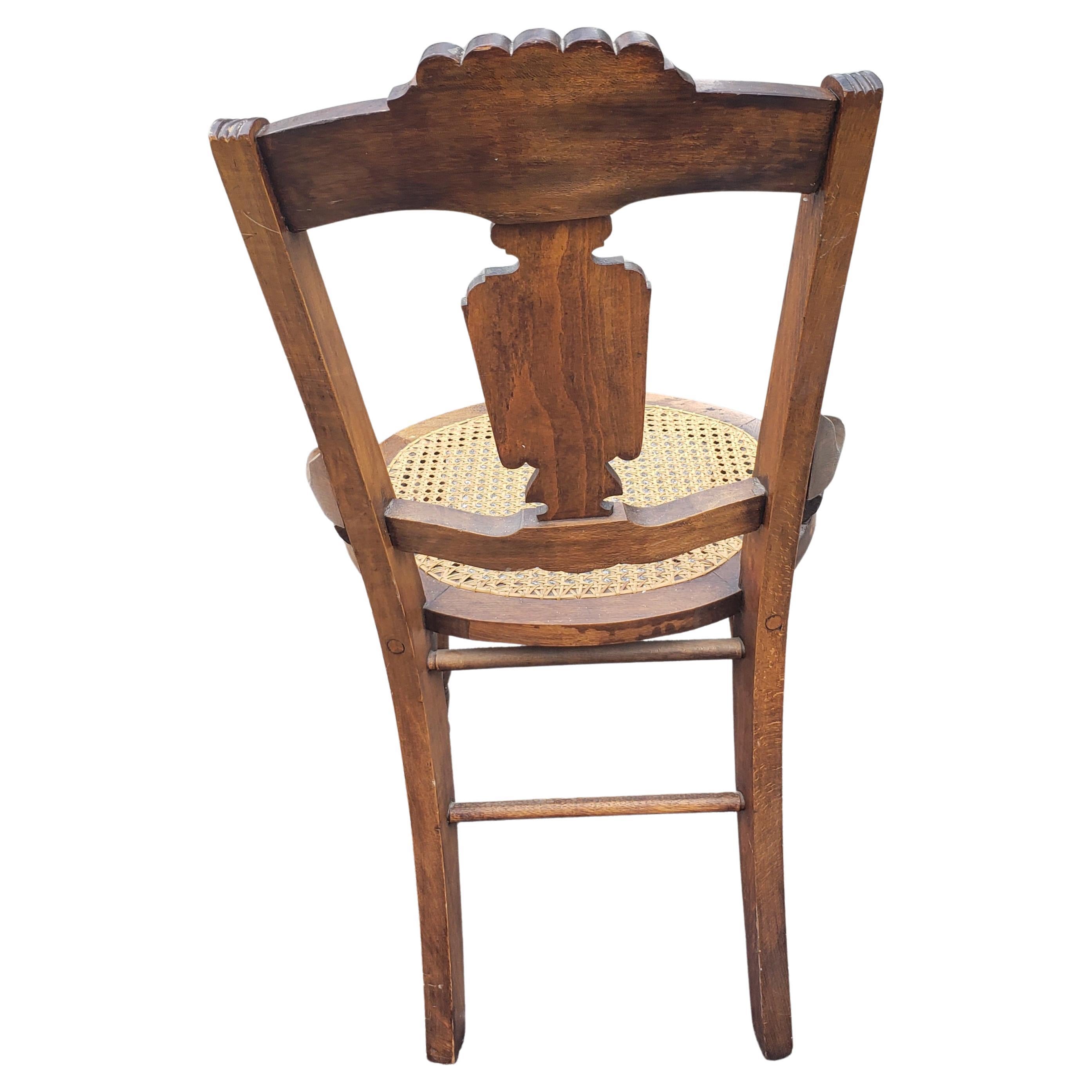 Satz von vier spätviktorianischen Esszimmerstühlen aus Nussbaumholz mit Intarsien und Rohrstühlen im Angebot 2