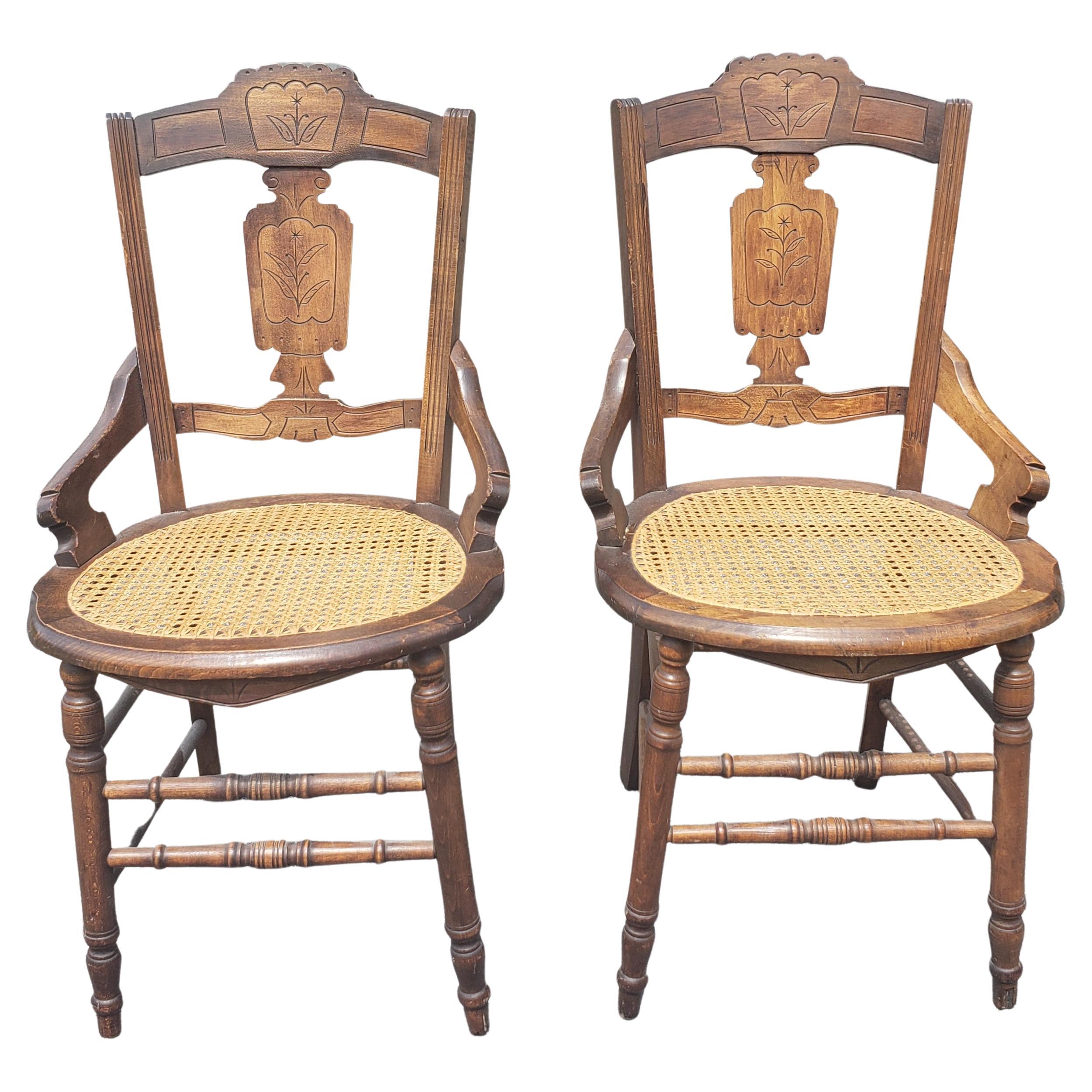 Satz von vier spätviktorianischen Esszimmerstühlen aus Nussbaumholz mit Intarsien und Rohrstühlen (amerikanisch) im Angebot