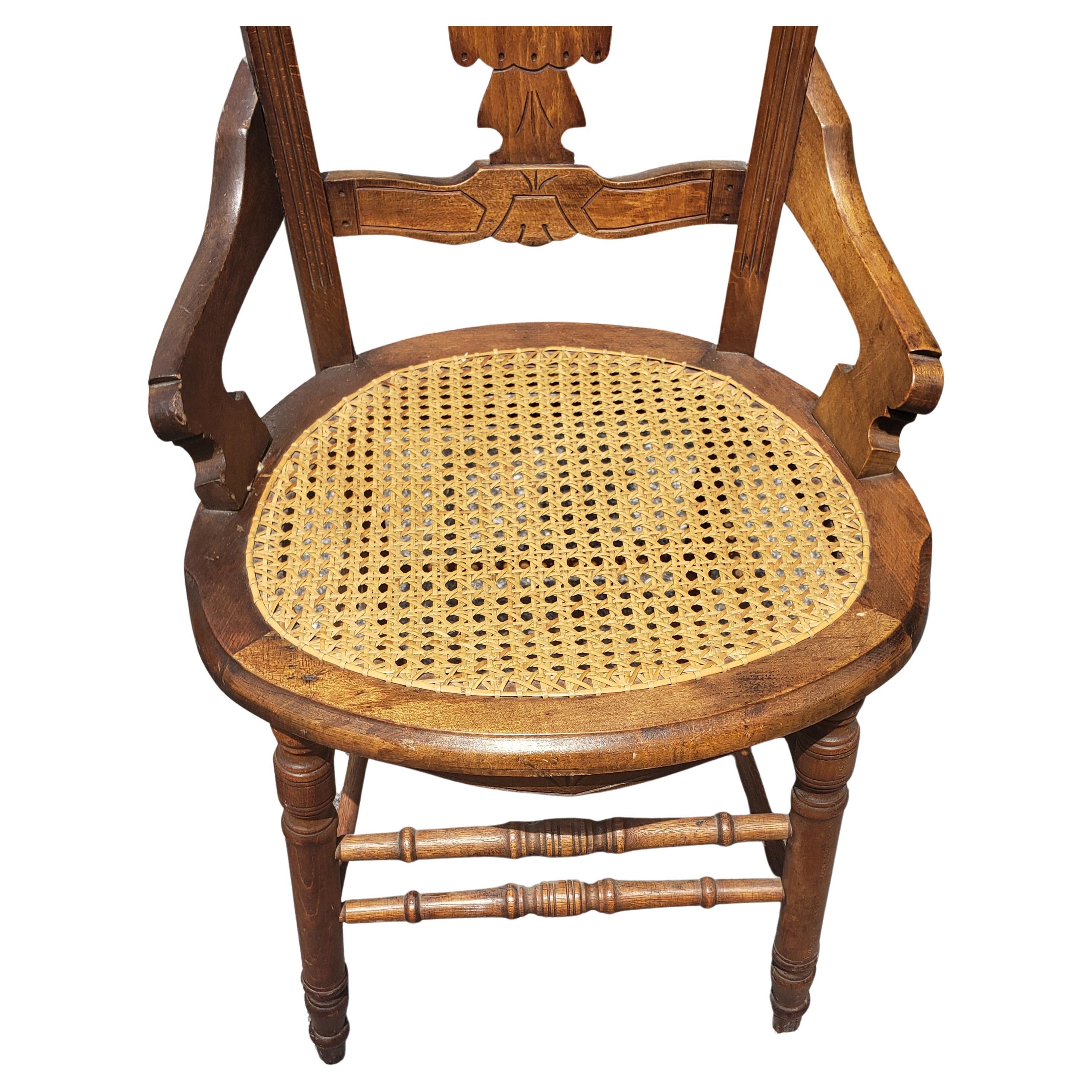 Satz von vier spätviktorianischen Esszimmerstühlen aus Nussbaumholz mit Intarsien und Rohrstühlen (Geflecht) im Angebot