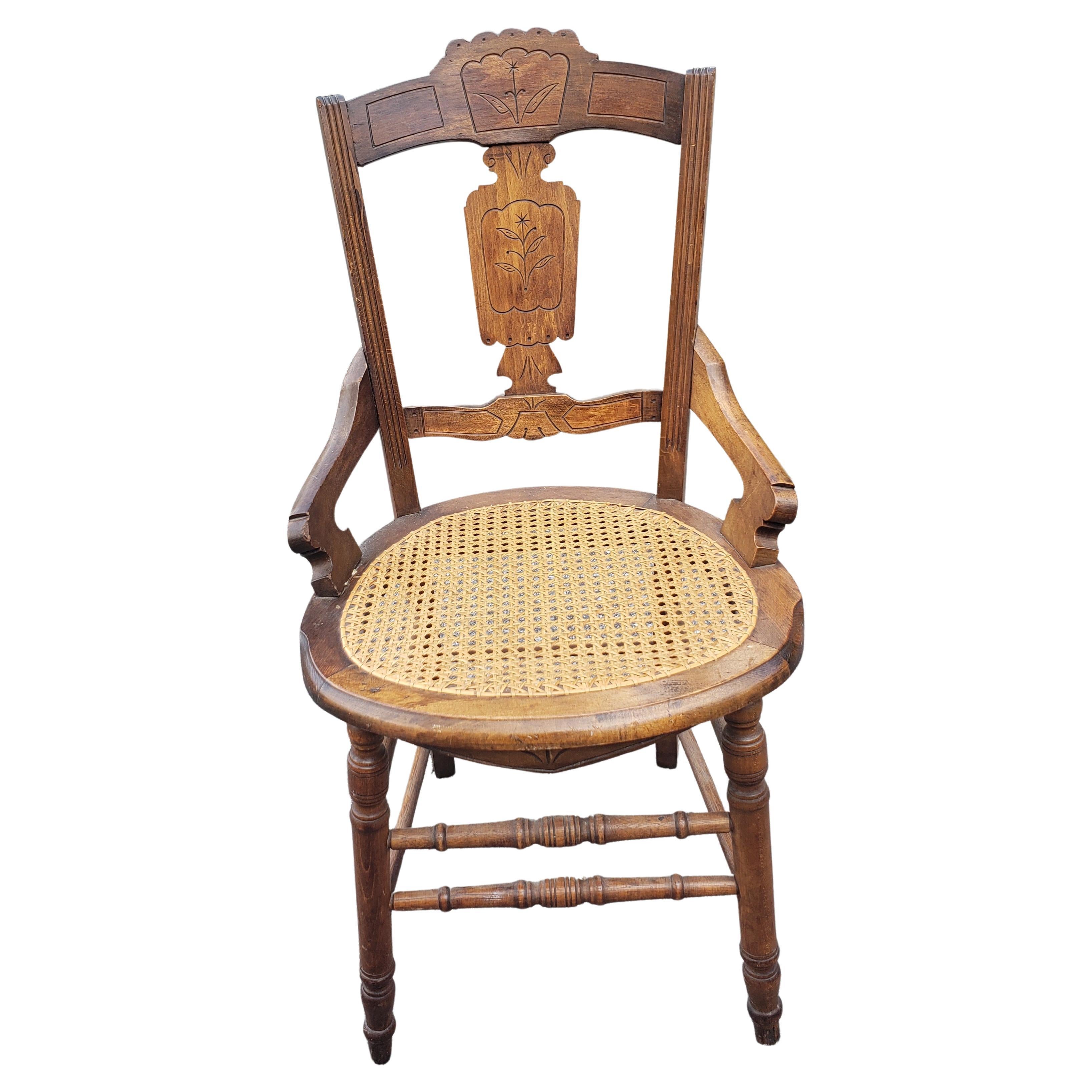 Satz von vier spätviktorianischen Esszimmerstühlen aus Nussbaumholz mit Intarsien und Rohrstühlen (19. Jahrhundert) im Angebot