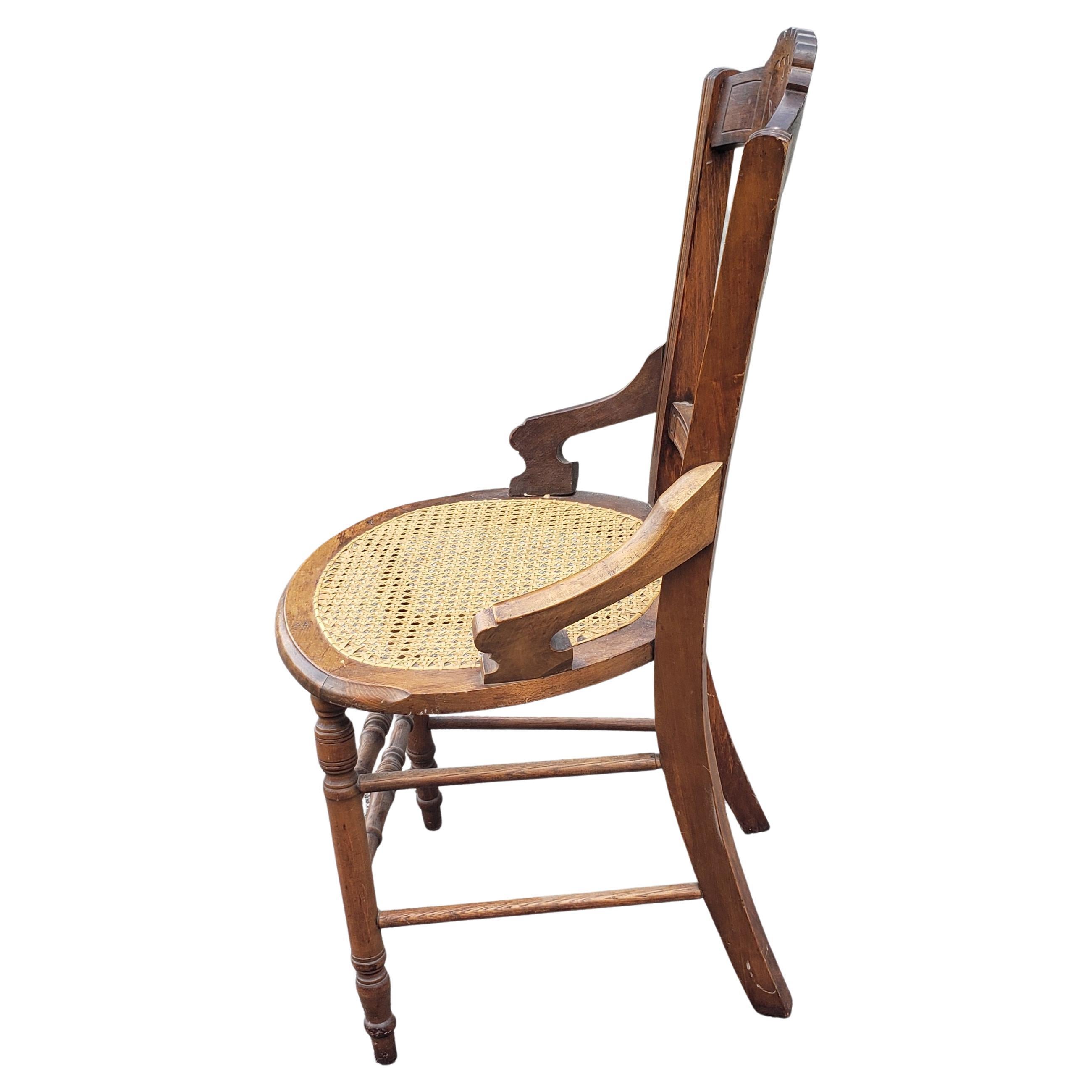 Satz von vier spätviktorianischen Esszimmerstühlen aus Nussbaumholz mit Intarsien und Rohrstühlen (Gehstock) im Angebot