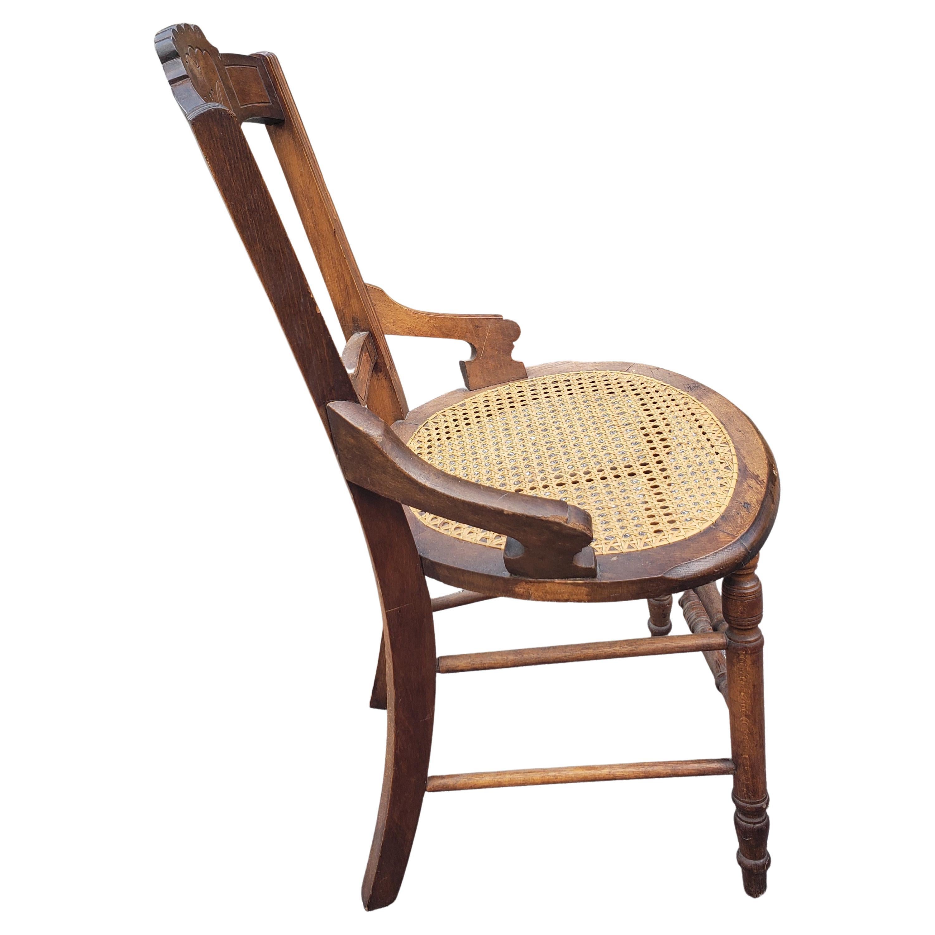 Satz von vier spätviktorianischen Esszimmerstühlen aus Nussbaumholz mit Intarsien und Rohrstühlen im Angebot 1