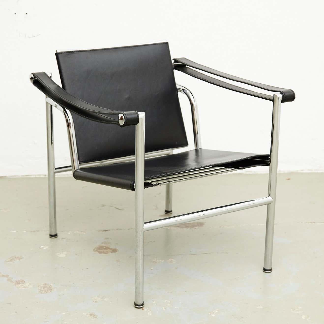 Le Corbusier, Pierre Jeanneret and Charlotte Perriand LC1 black leather lounge chair.
chromed steel.
By unknown manufacturer.
Manufactured on the late 20th Century.

In good original condition with minor wear consistent of age and use,