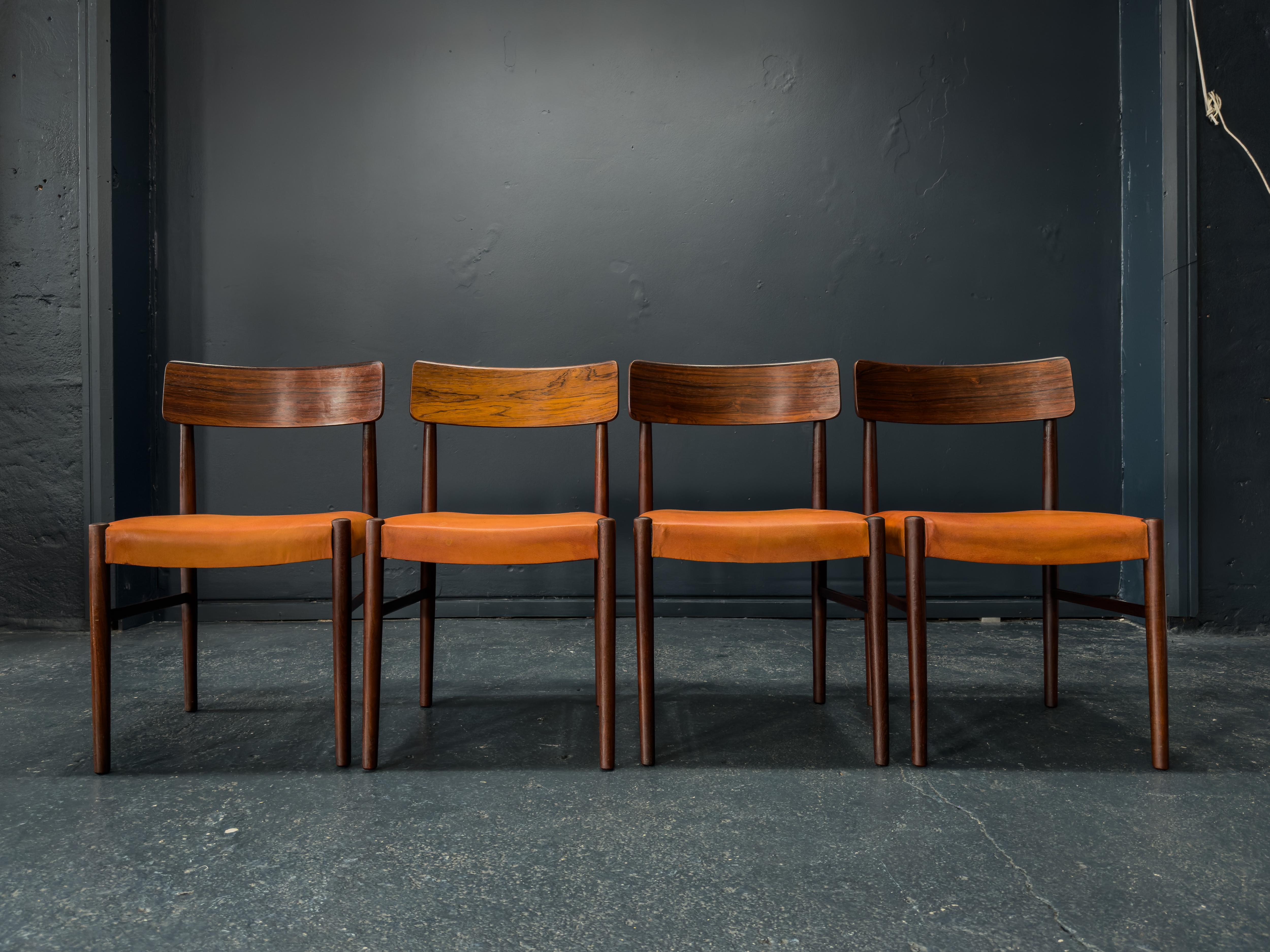 Questo meraviglioso set di sedie da pranzo in legno massello è stato realizzato in Danimarca negli anni '60. Caratterizzata da un design classico e semplice, la struttura presenta gambe sottili e affusolate con dettagli curvi nella parte superiore e