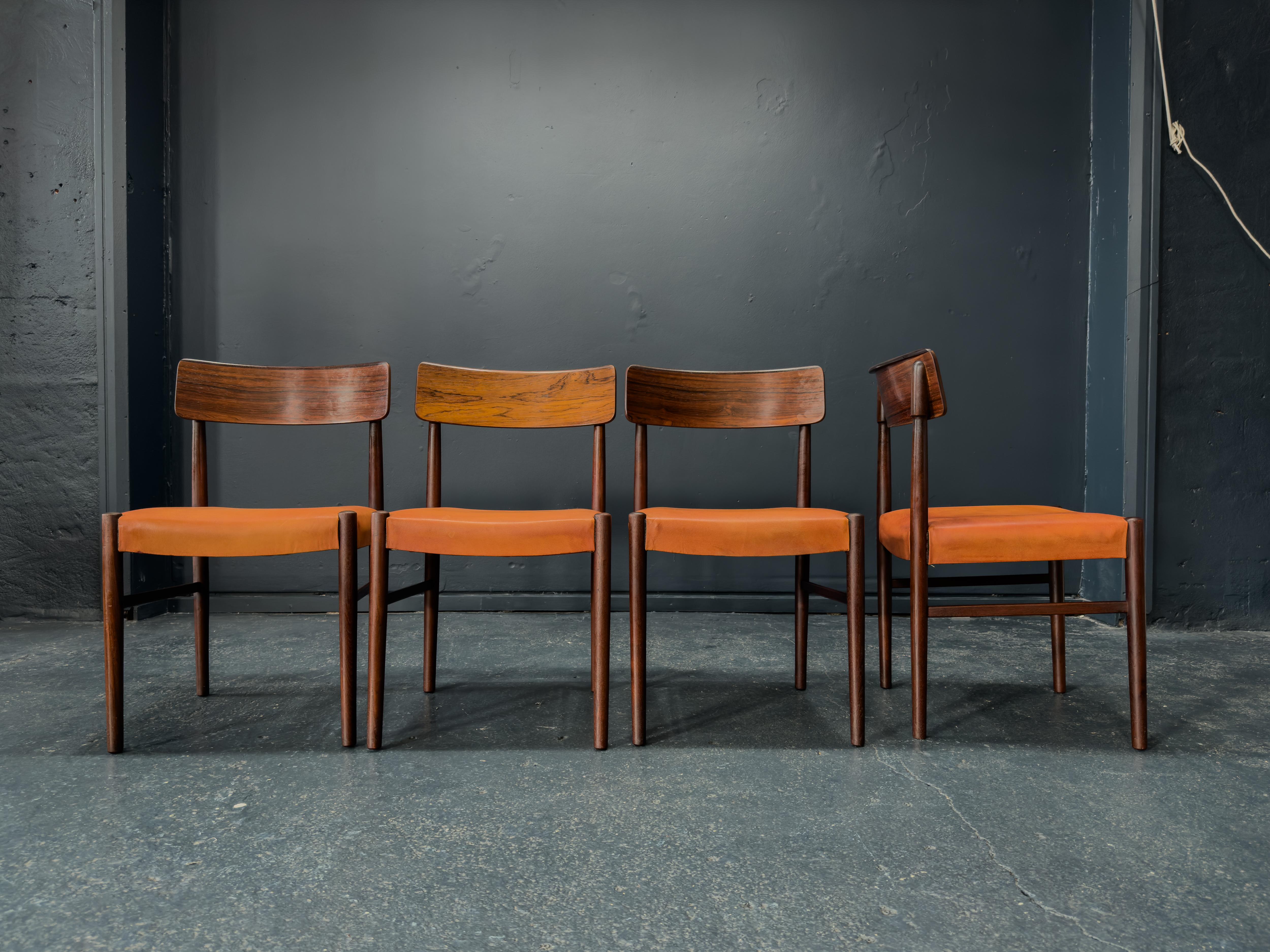 Danese Set di quattro sedie da pranzo imbottite in pelle in vendita