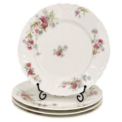 Set di quattro piatti piani in porcellana di Limoges, motivo floreale, Francia, 1930