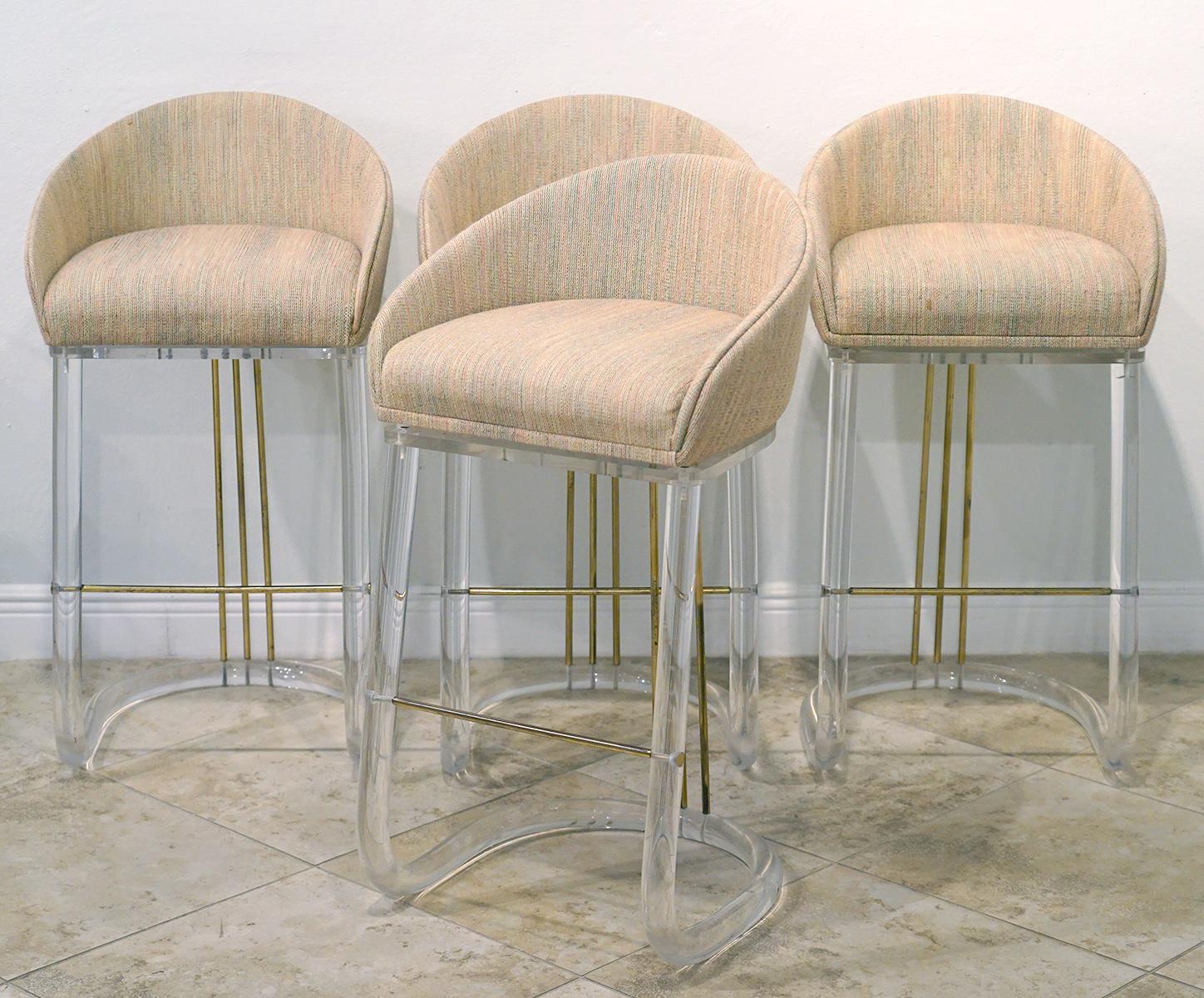 Set of four Mid Century Modern swiveling bar stools in molded lucite and brass rods with upholstered seats by Lion in Frost, American 1970's (etched in lucite 