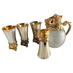 Ensemble de quatre tasses à étrier en forme de lion et pichet en forme de tête de lion assorti