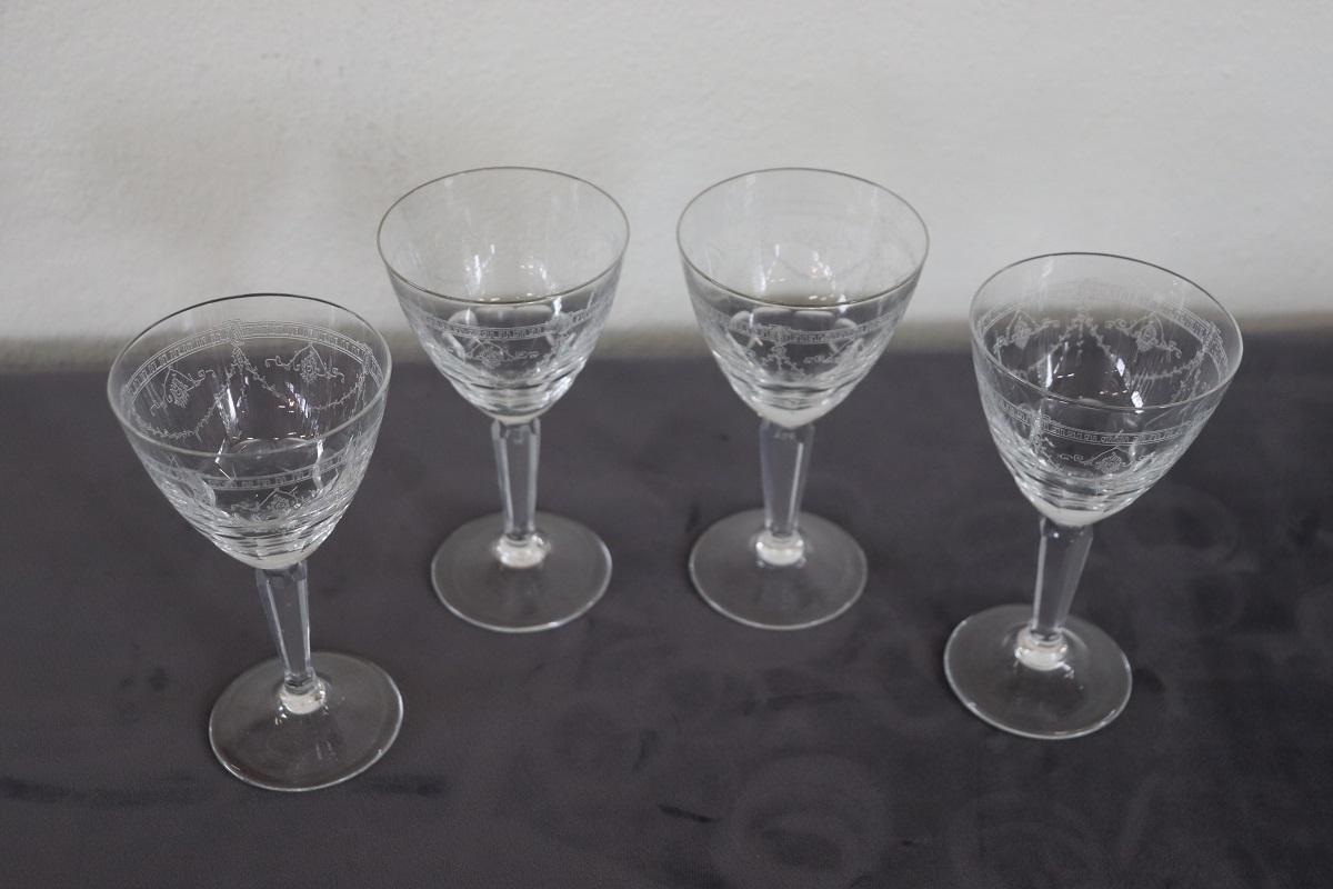 Schöne und raffinierte italienische Kristallgläser komplett für vier Personen am Tisch. Die Gläser sind durchsichtig und mit einer raffinierten Gravur versehen. Die Größe des Glases ist perfekt, um einen Likör oder Wein zu servieren.


 