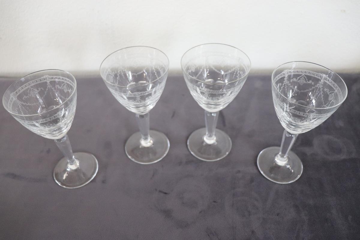 Set von vier Likör- oder Weinkristallgläsern mit raffinierter Dekoration (Italienisch) im Angebot