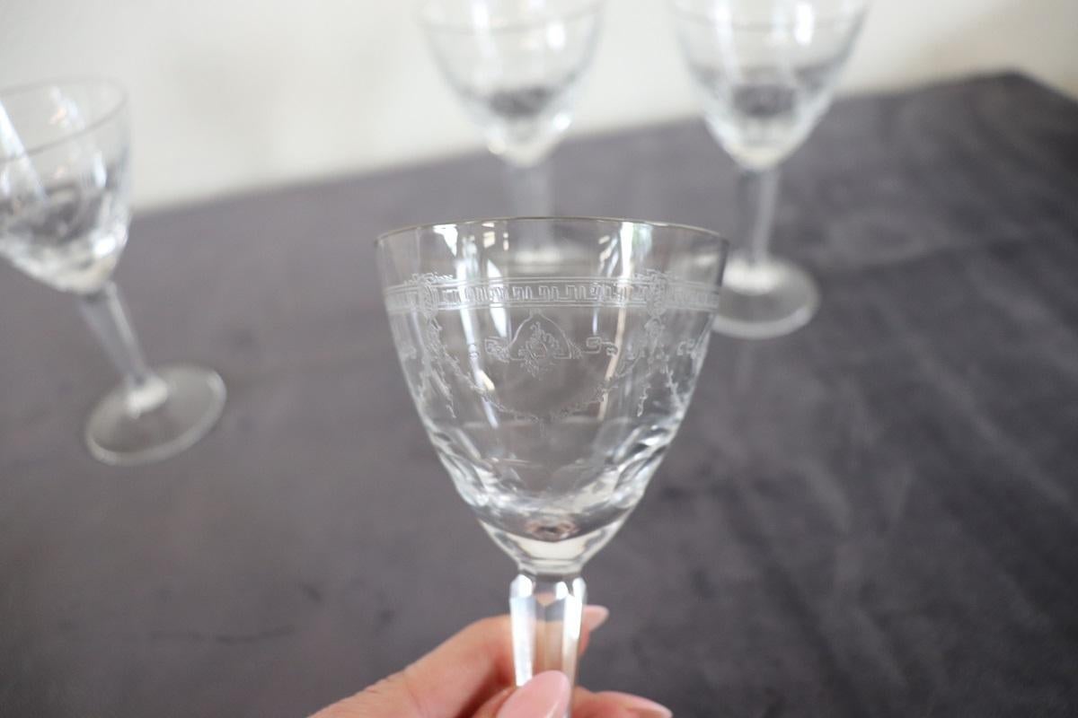 Set von vier Likör- oder Weinkristallgläsern mit raffinierter Dekoration (Ende des 20. Jahrhunderts) im Angebot