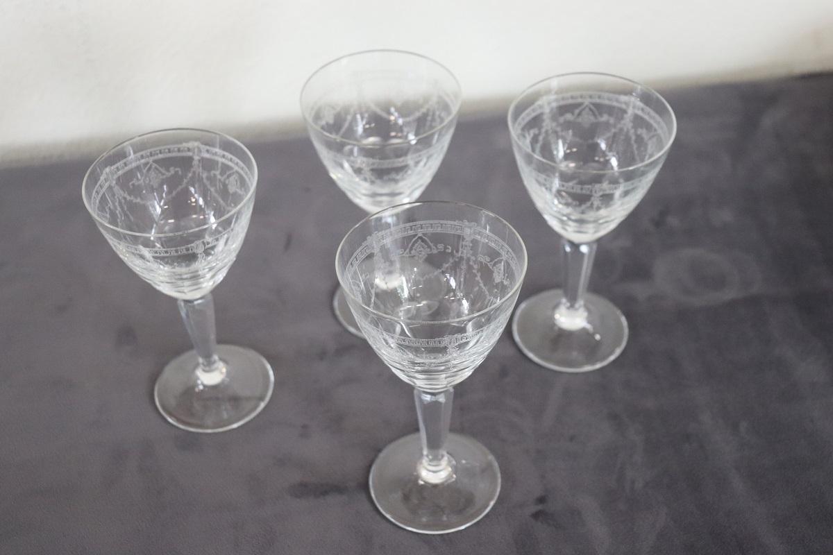 Set von vier Likör- oder Weinkristallgläsern mit raffinierter Dekoration (Kristall) im Angebot