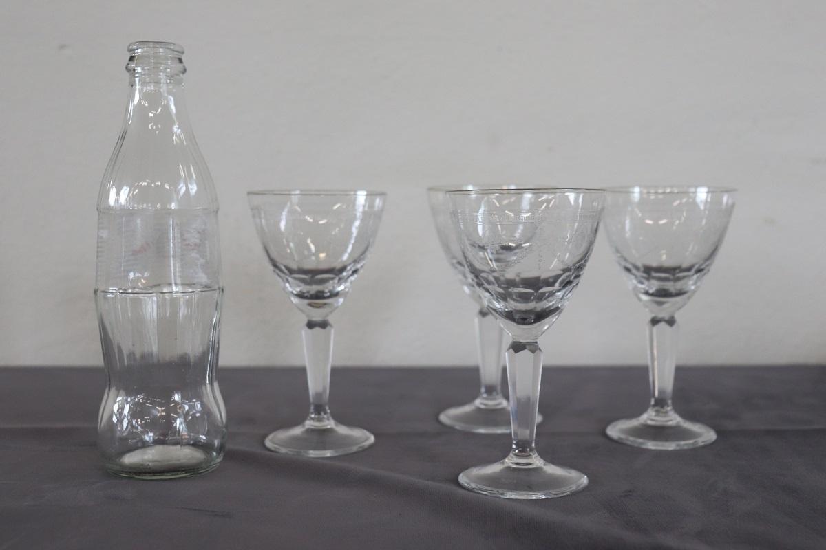 Set von vier Likör- oder Weinkristallgläsern mit raffinierter Dekoration im Angebot 1