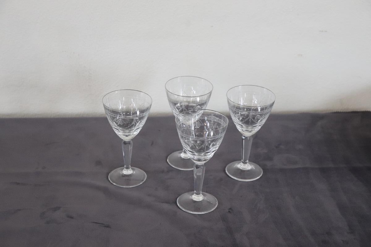 Set von vier Likör- oder Weinkristallgläsern mit raffinierter Dekoration im Angebot 2