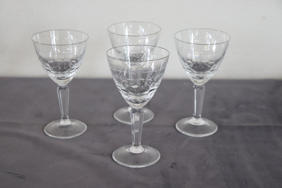 Set von vier Likör- oder Weinkristallgläsern mit raffinierter Dekoration im Angebot 3