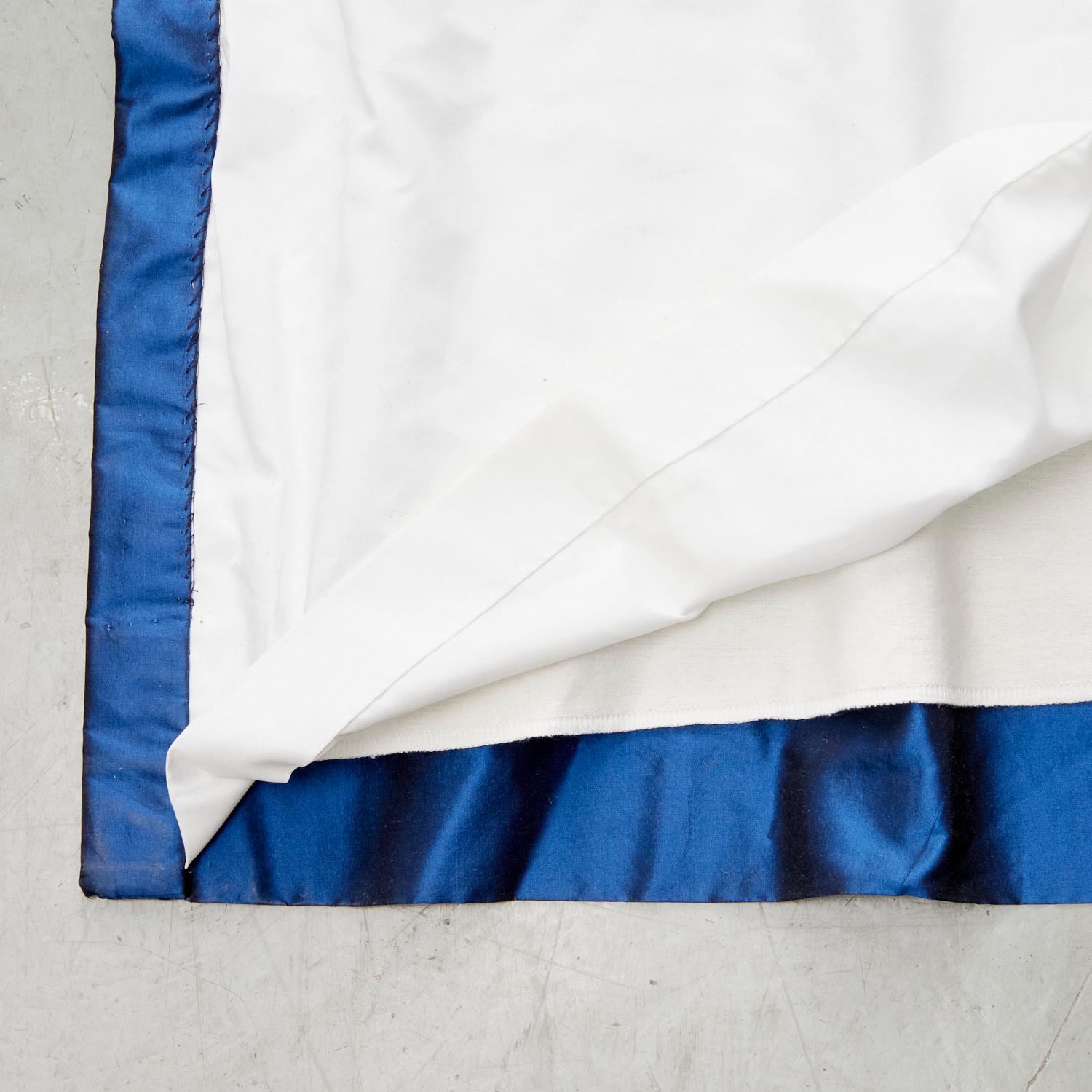 Set di quattro pannelli lunghi in seta blu lavorati a mano e con doppia fodera in vendita 2