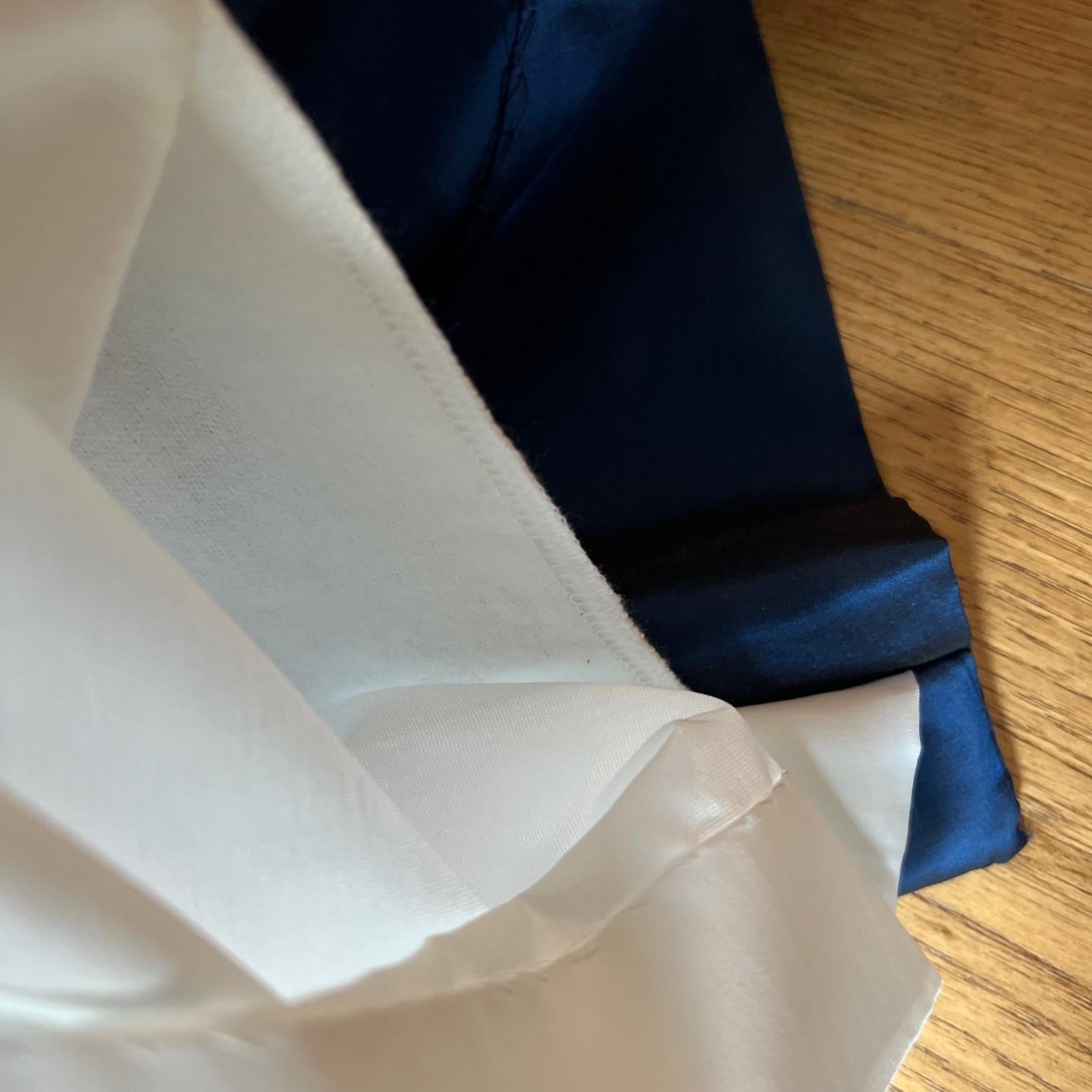 Set di quattro pannelli lunghi in seta blu lavorati a mano e con doppia fodera in vendita 3