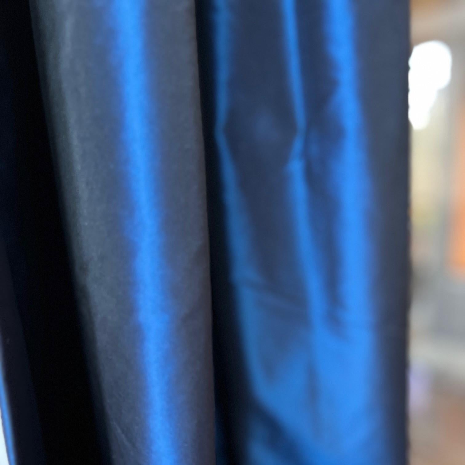 Neo-Regency Set di quattro pannelli lunghi in seta blu lavorati a mano e con doppia fodera in vendita