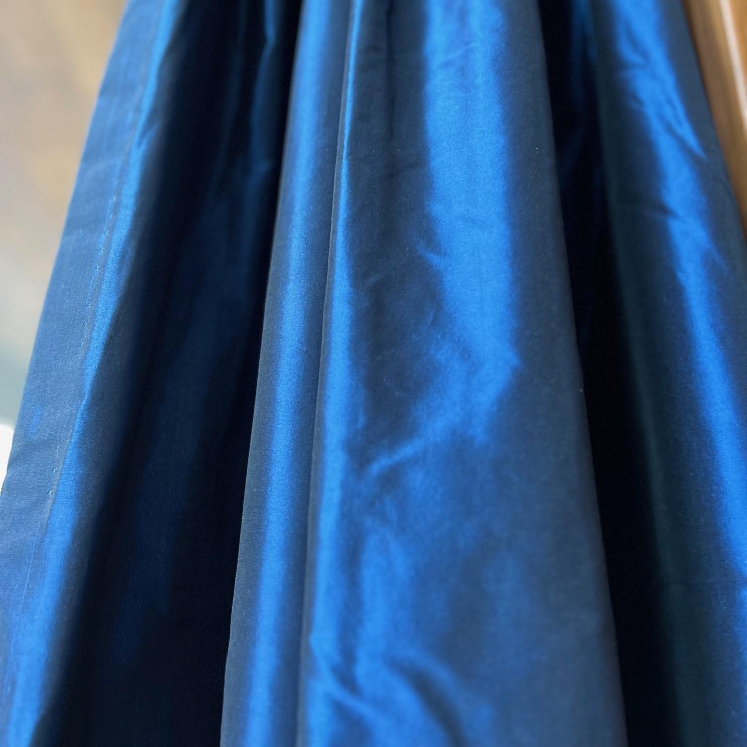 Americano Set di quattro pannelli lunghi in seta blu lavorati a mano e con doppia fodera in vendita