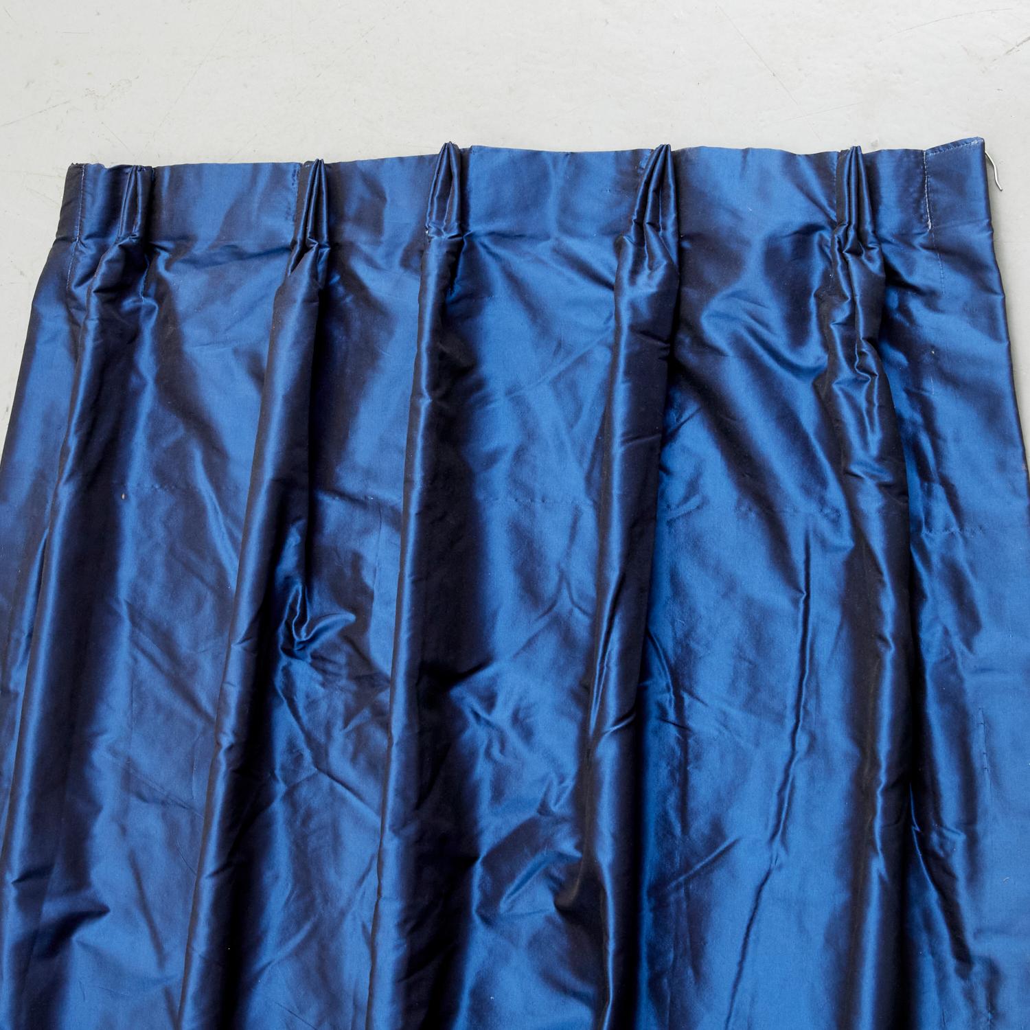 Fatto a mano Set di quattro pannelli lunghi in seta blu lavorati a mano e con doppia fodera in vendita