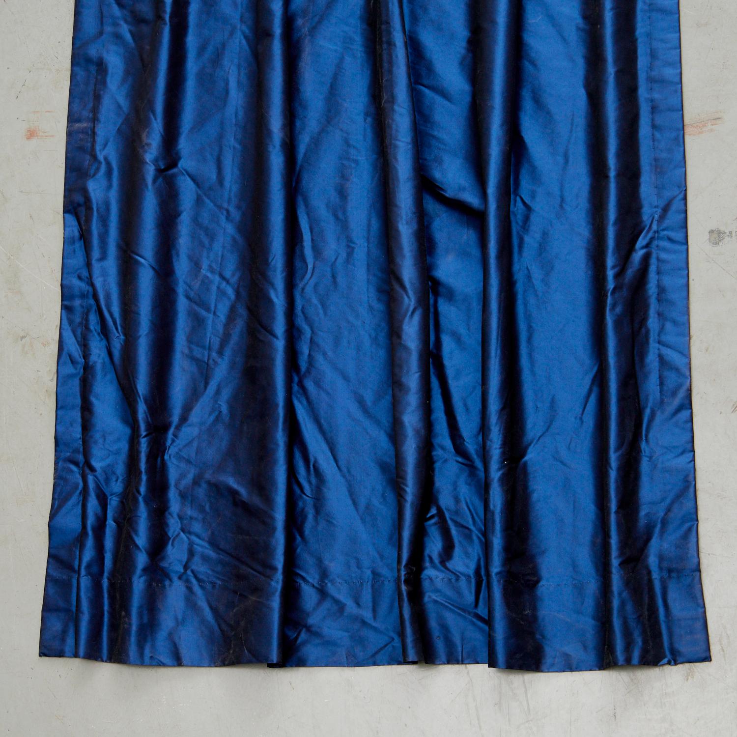 Set di quattro pannelli lunghi in seta blu lavorati a mano e con doppia fodera In condizioni buone in vendita a Morristown, NJ