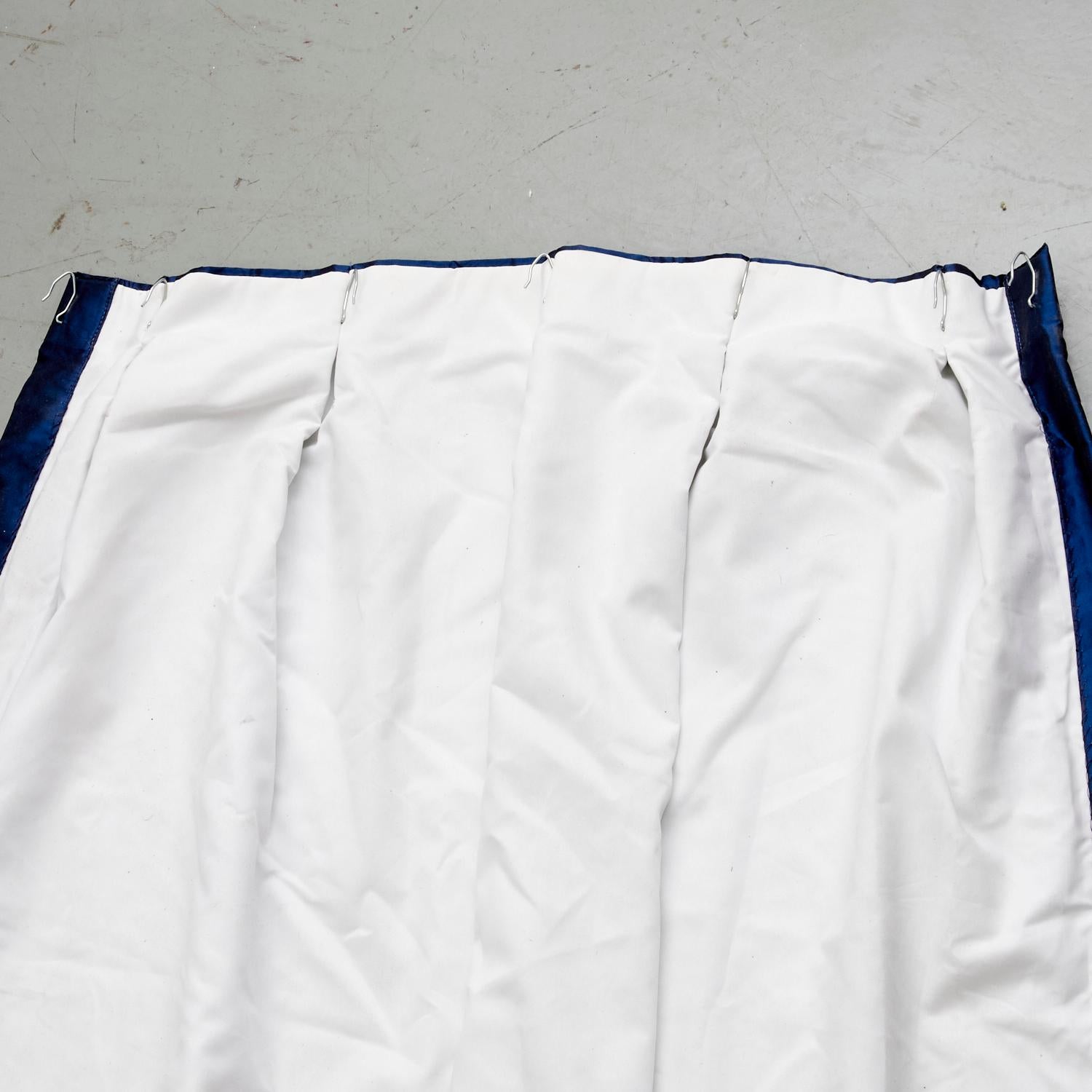 XXI secolo e contemporaneo Set di quattro pannelli lunghi in seta blu lavorati a mano e con doppia fodera in vendita