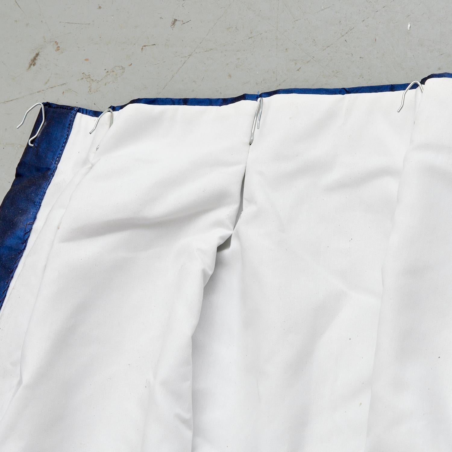 Tessuto Set di quattro pannelli lunghi in seta blu lavorati a mano e con doppia fodera in vendita