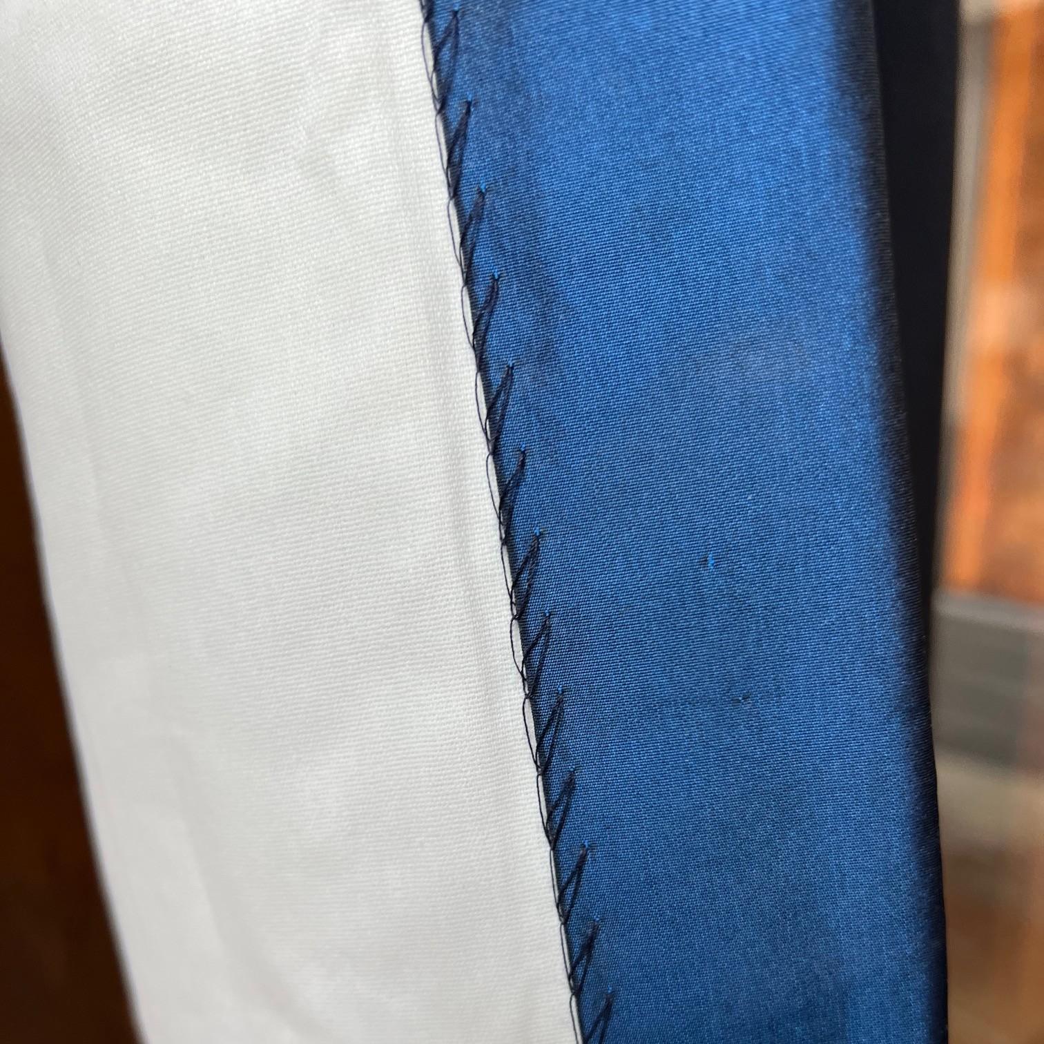 Set di quattro pannelli lunghi in seta blu lavorati a mano e con doppia fodera in vendita 1