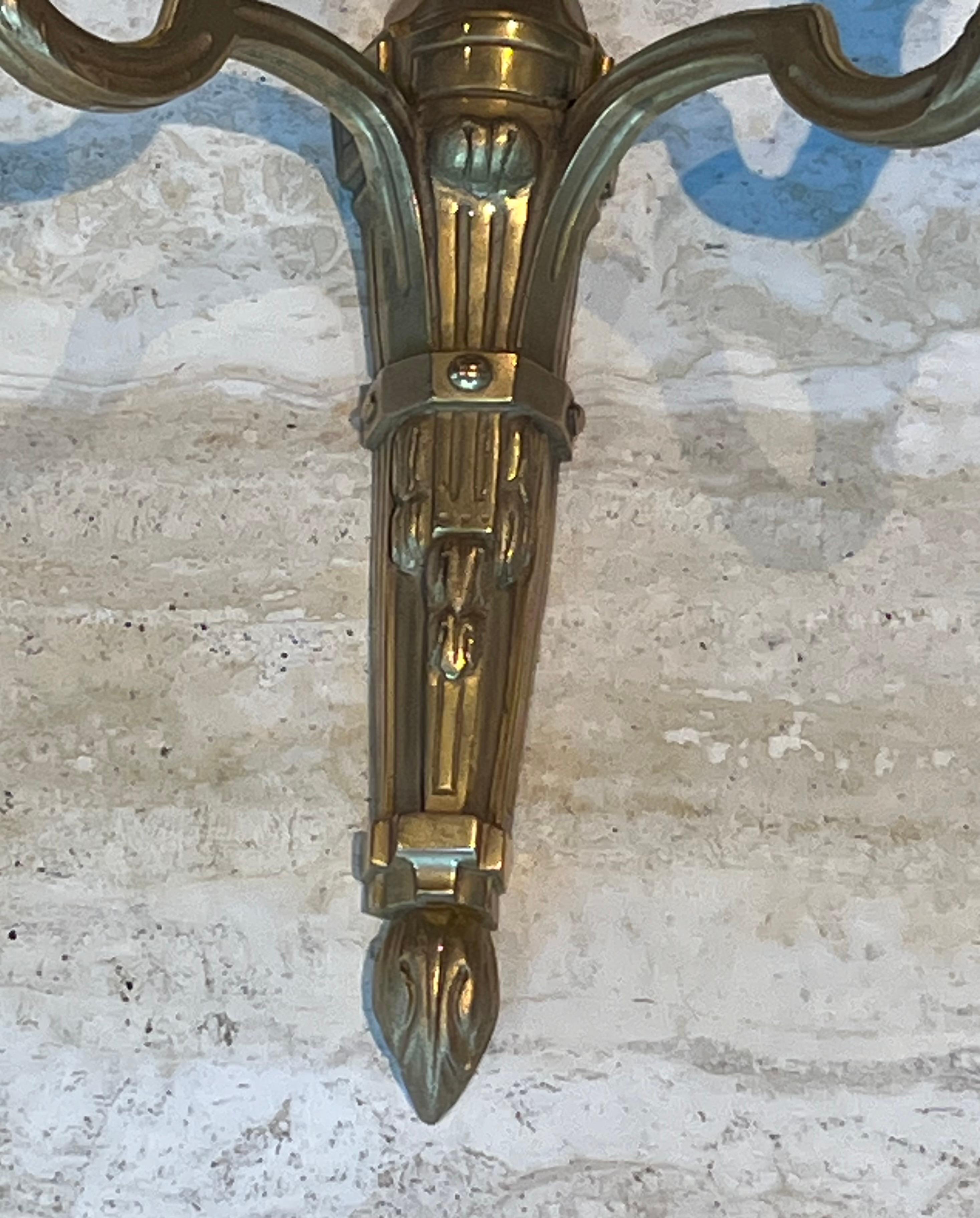 Ensemble de quatre appliques murales en bronze de style Louis 16e en vente 3